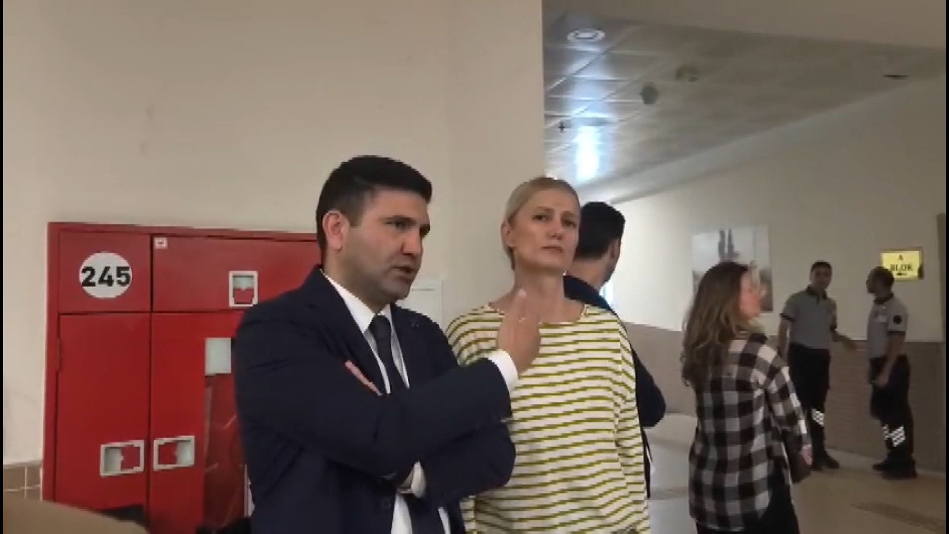 Duruşma salonu önü