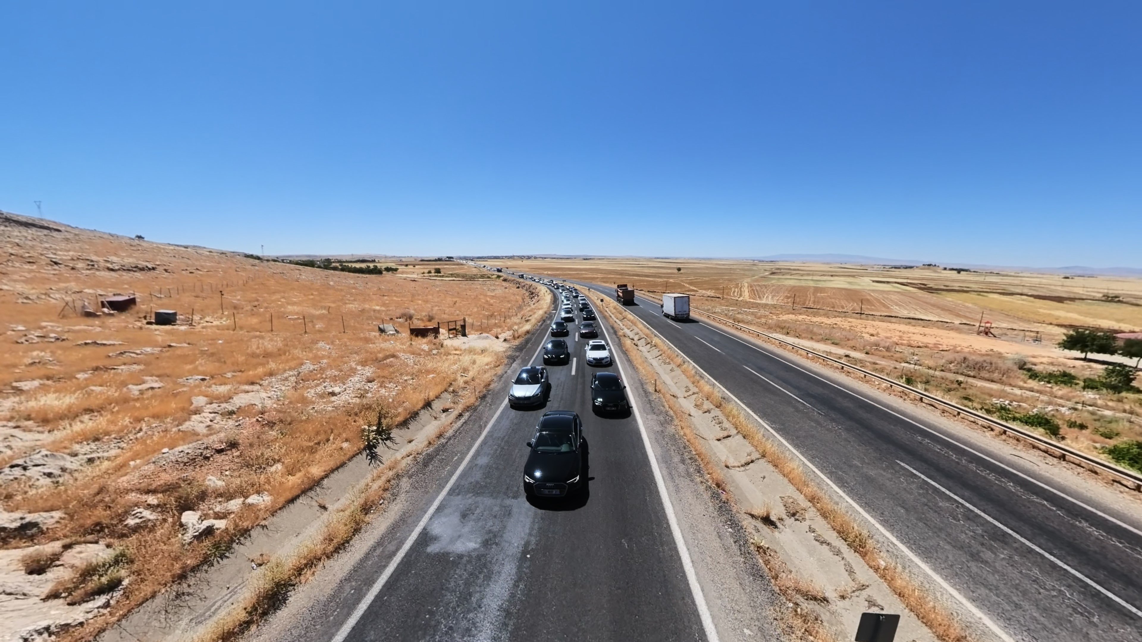 Partililer alkışlıyor