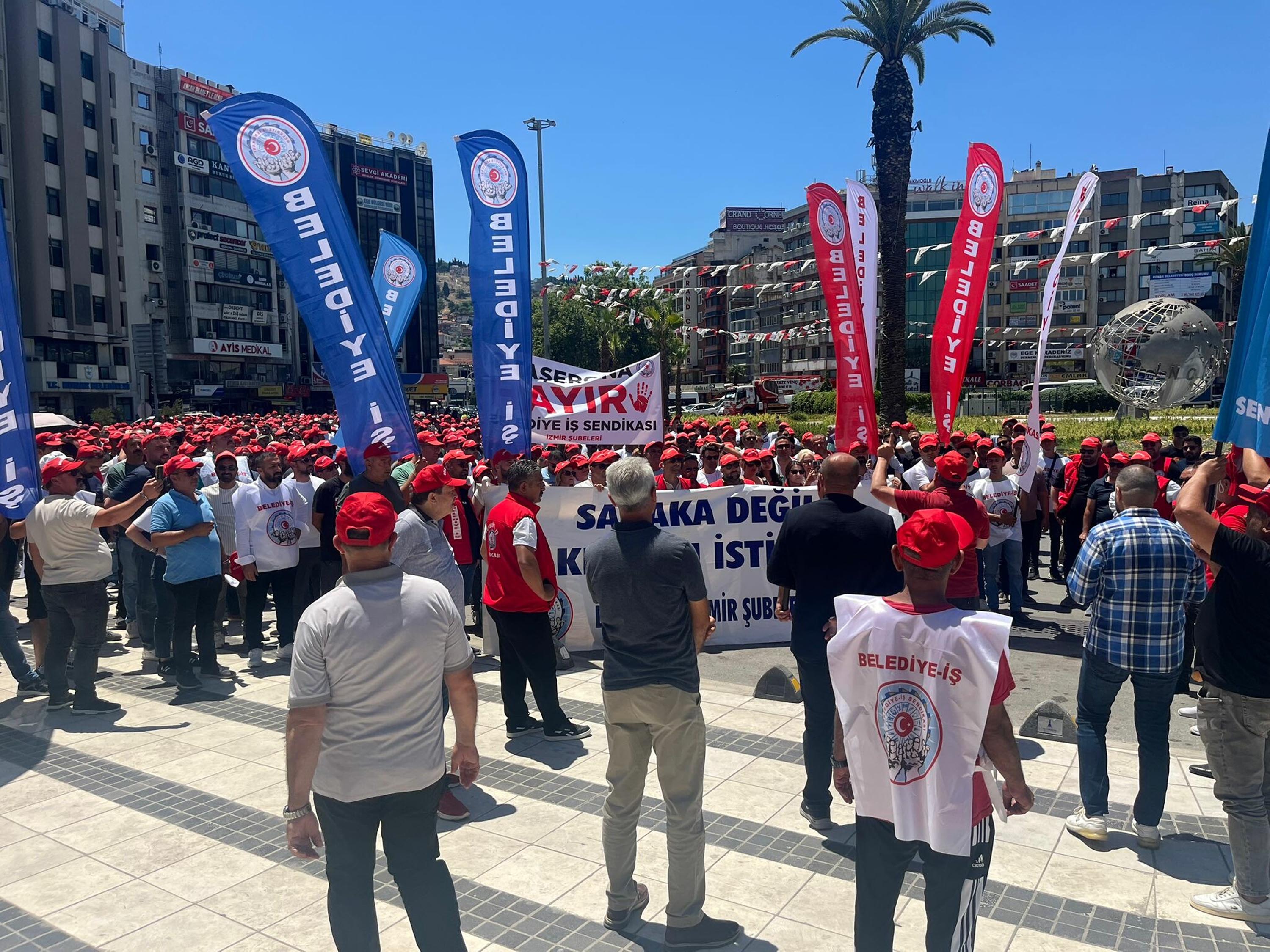 İzmir Büyükşehir Belediyesi önünde işçi eylemi