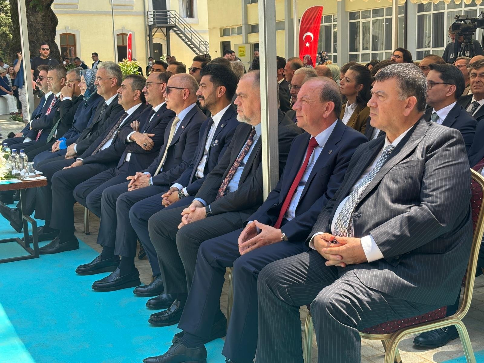 Bakan Yusuf Tekin çınar ağacı altında