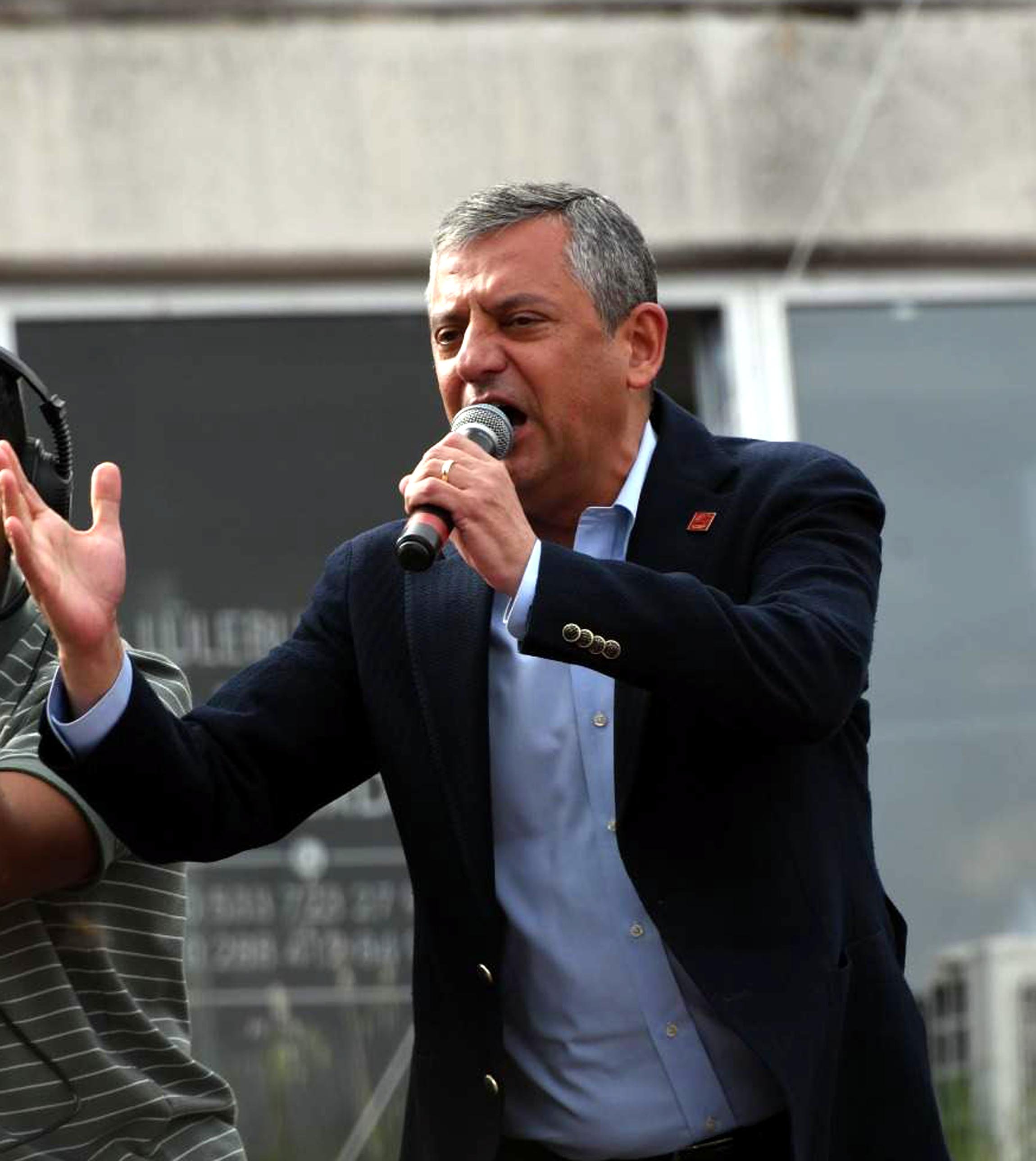Özgür Özel kalabalığa hitap ediyor