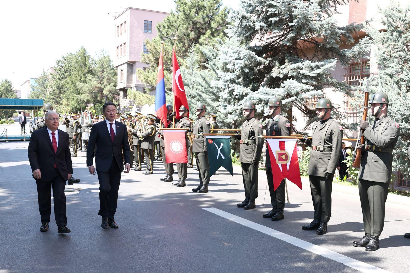 Bakan Güler Moğolistan Mevkidaşı Batlut ile Görüşüyor