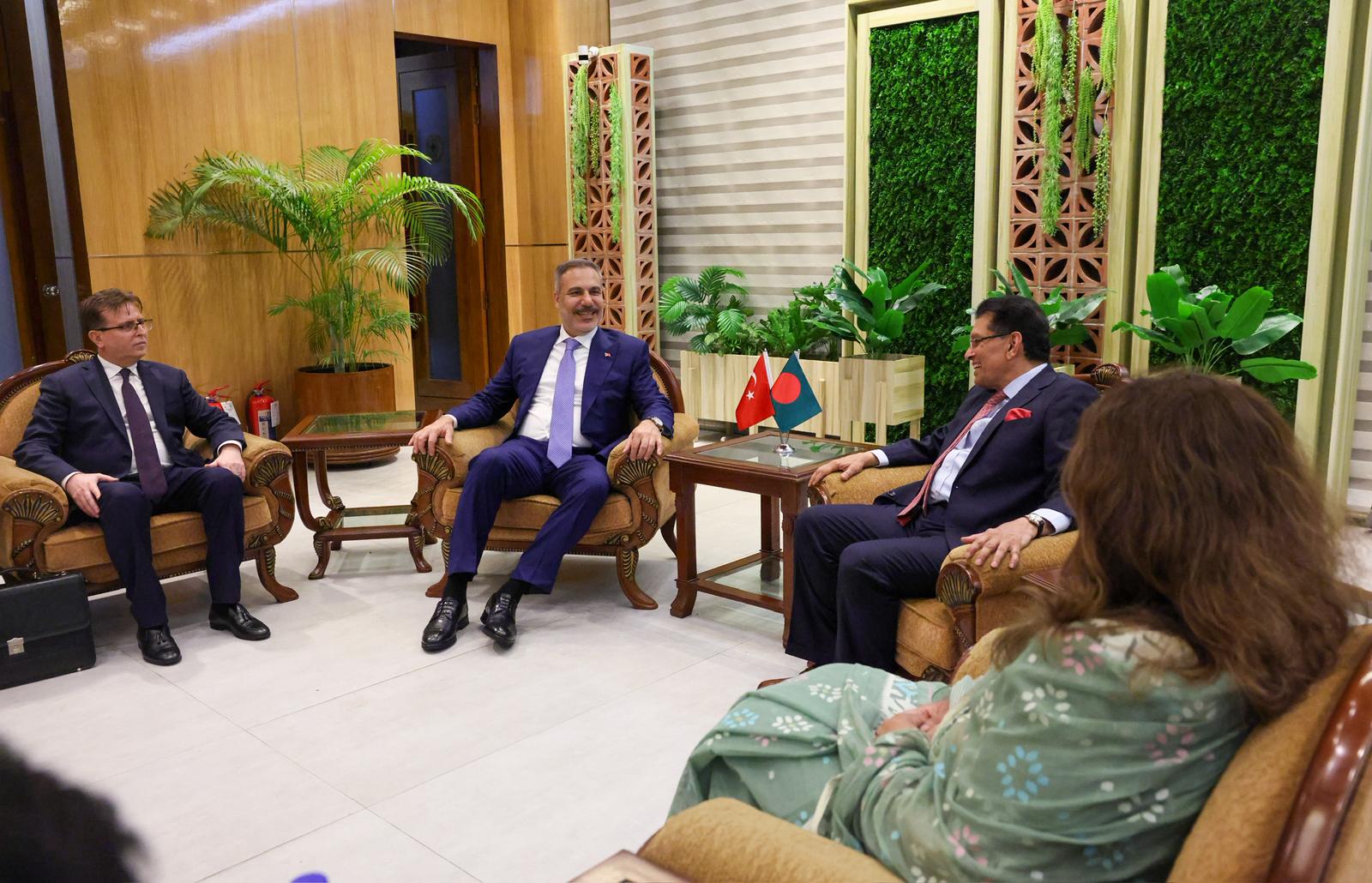 Dışişleri Bakanı Fidan, Bangladeş Dışişleri Bakanı Rahman ile görüşüyor