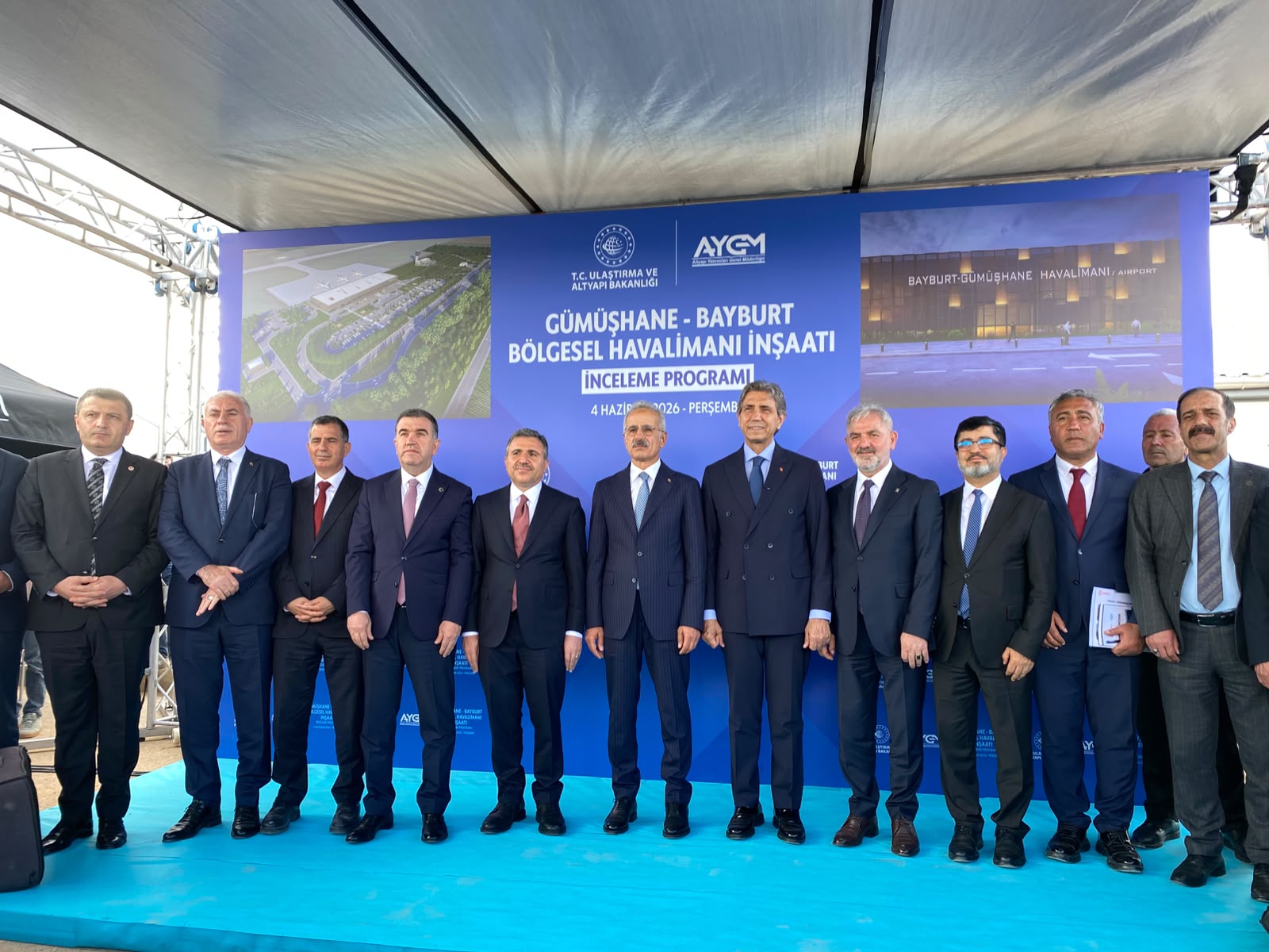 Bakan Uraloğlu, Bayburt-Gümüşhane Havalimanı inşaat alanında vatandaşlarla bir arada