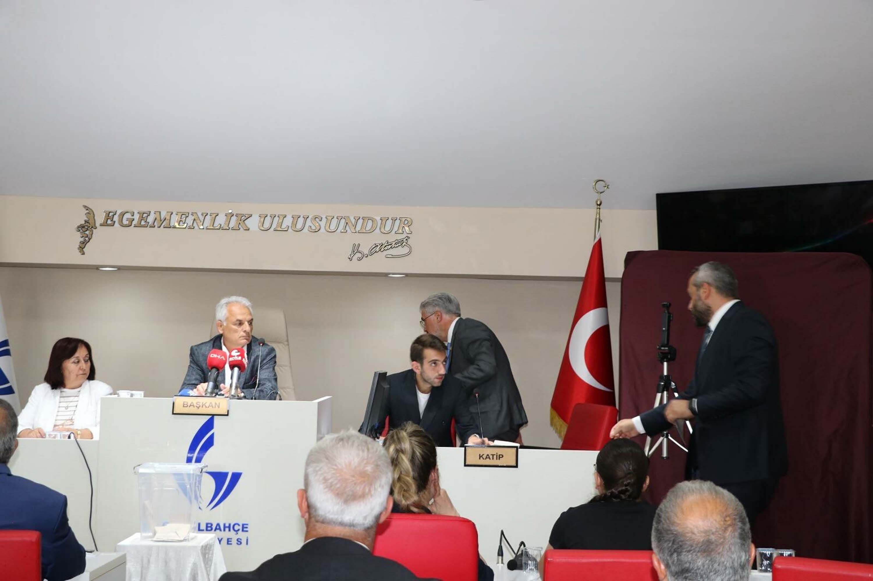 Ayşe Akın konuşma yaparken