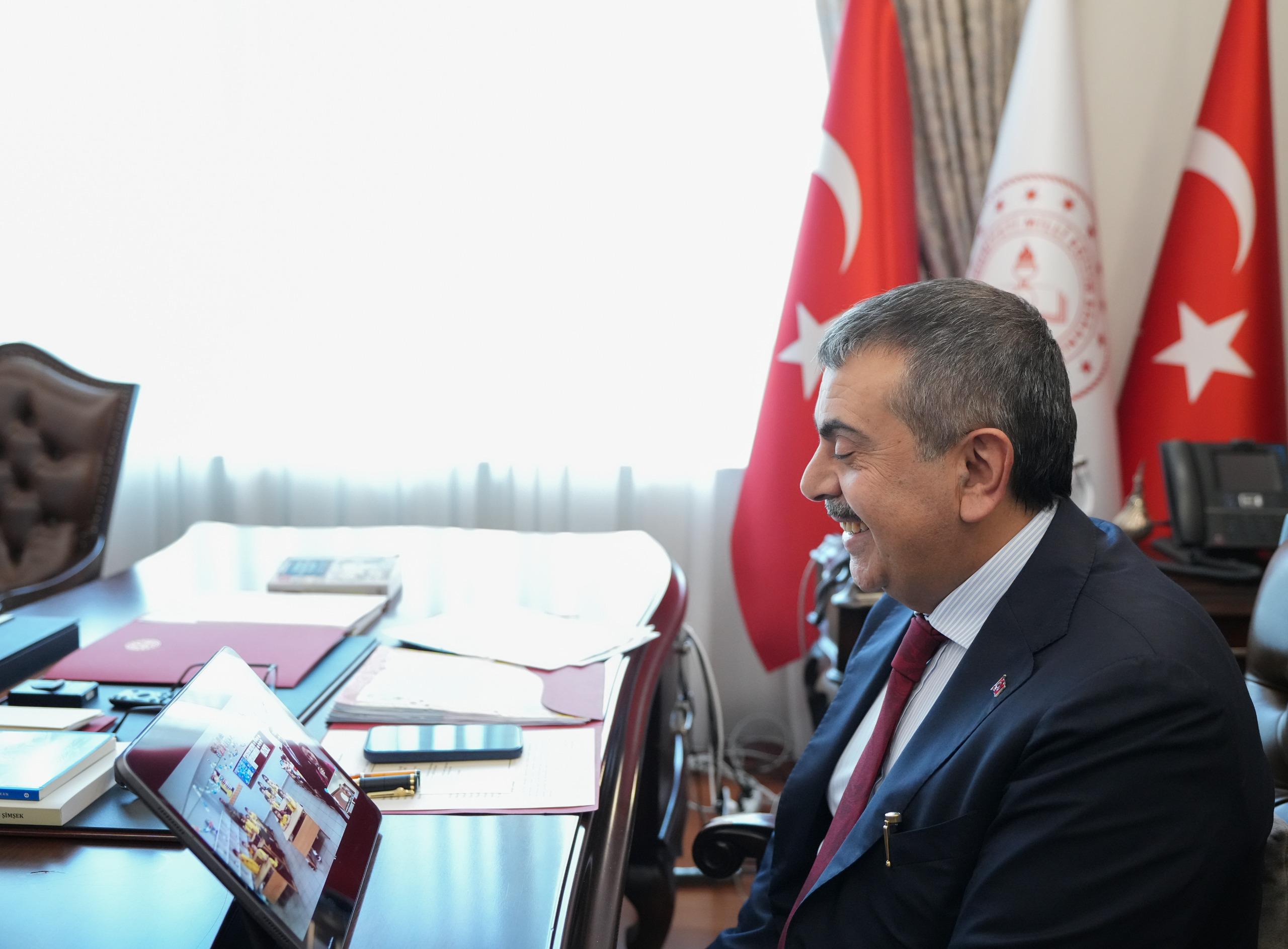 Bakan Yusuf Tekin öğrencilerle görüntülü görüşme yapıyor