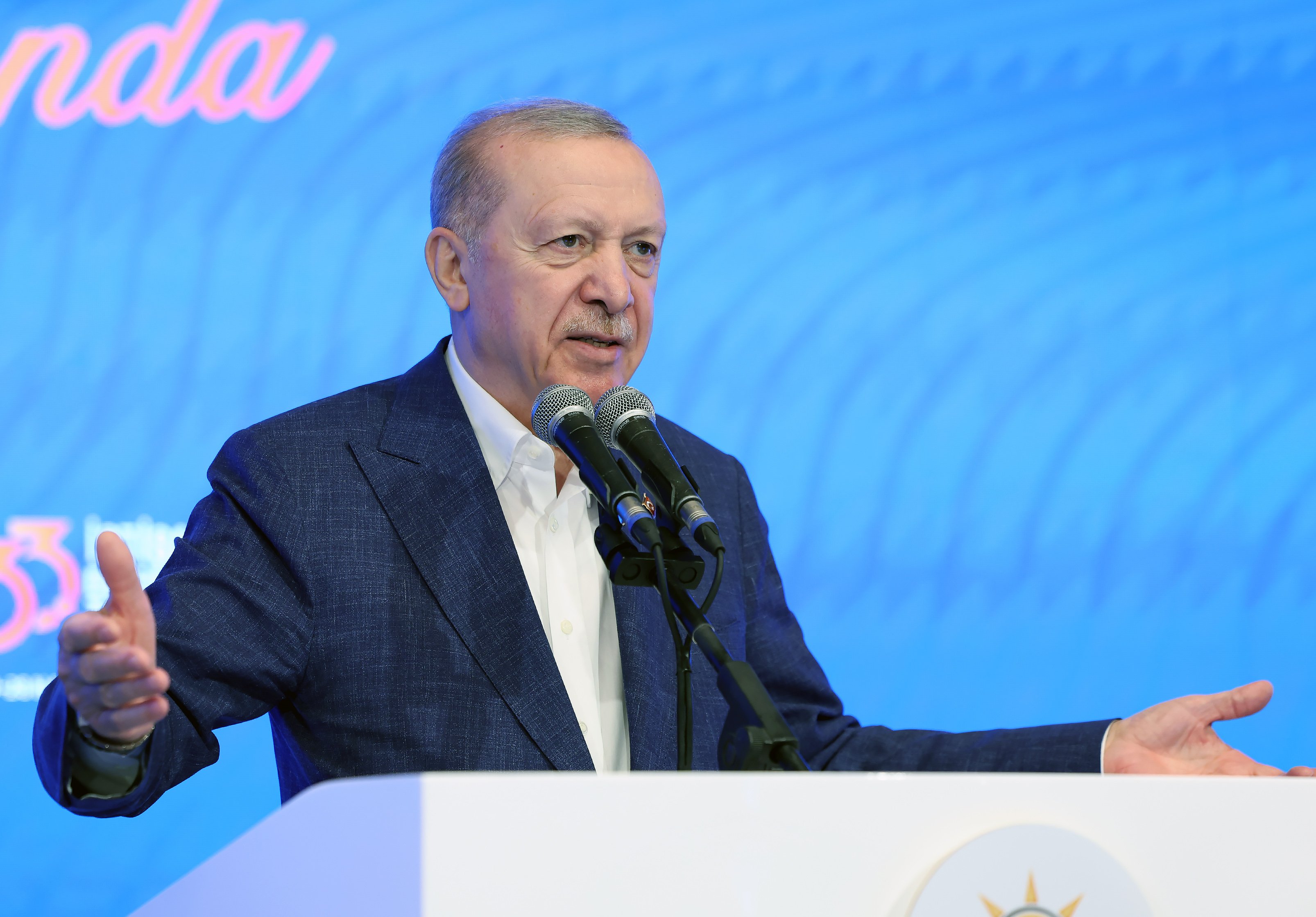 Cumhurbaşkanı Erdoğan, teşkilat üyeleriyle bir arada