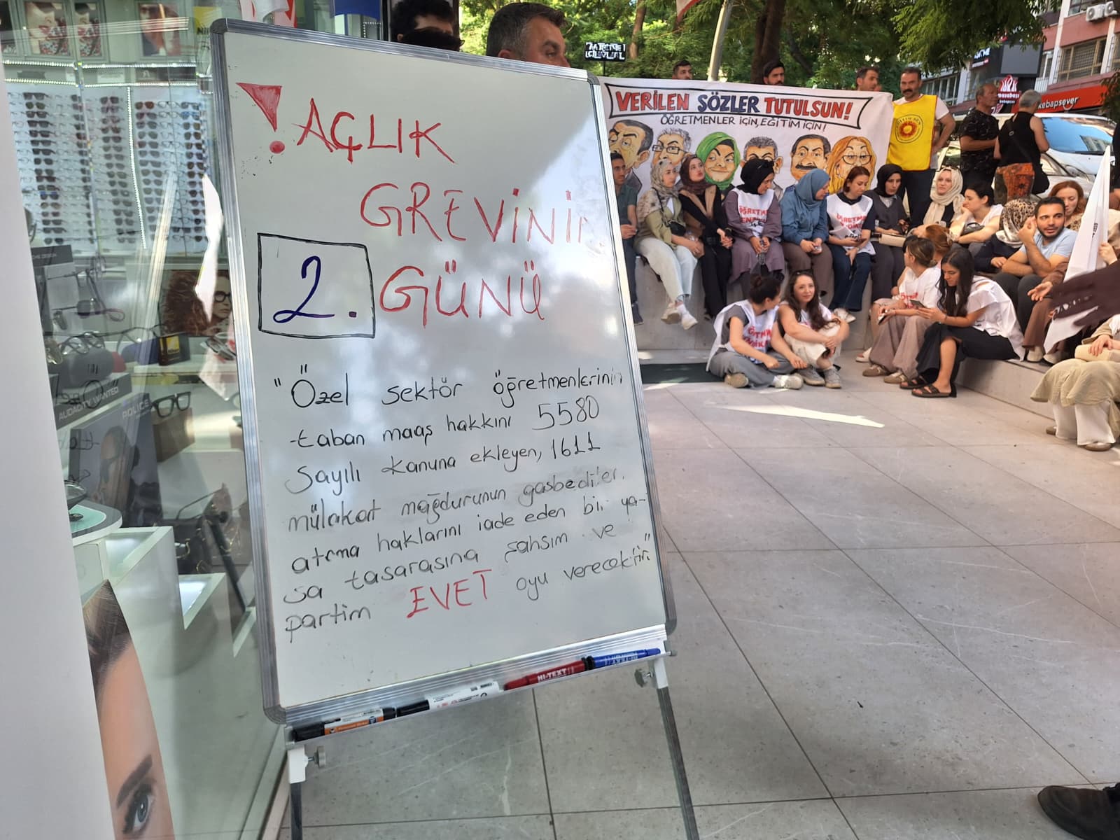 Özgür Özel, öğretmenlerin sorununun çözümü için TBMM'ye çağrı yaptı