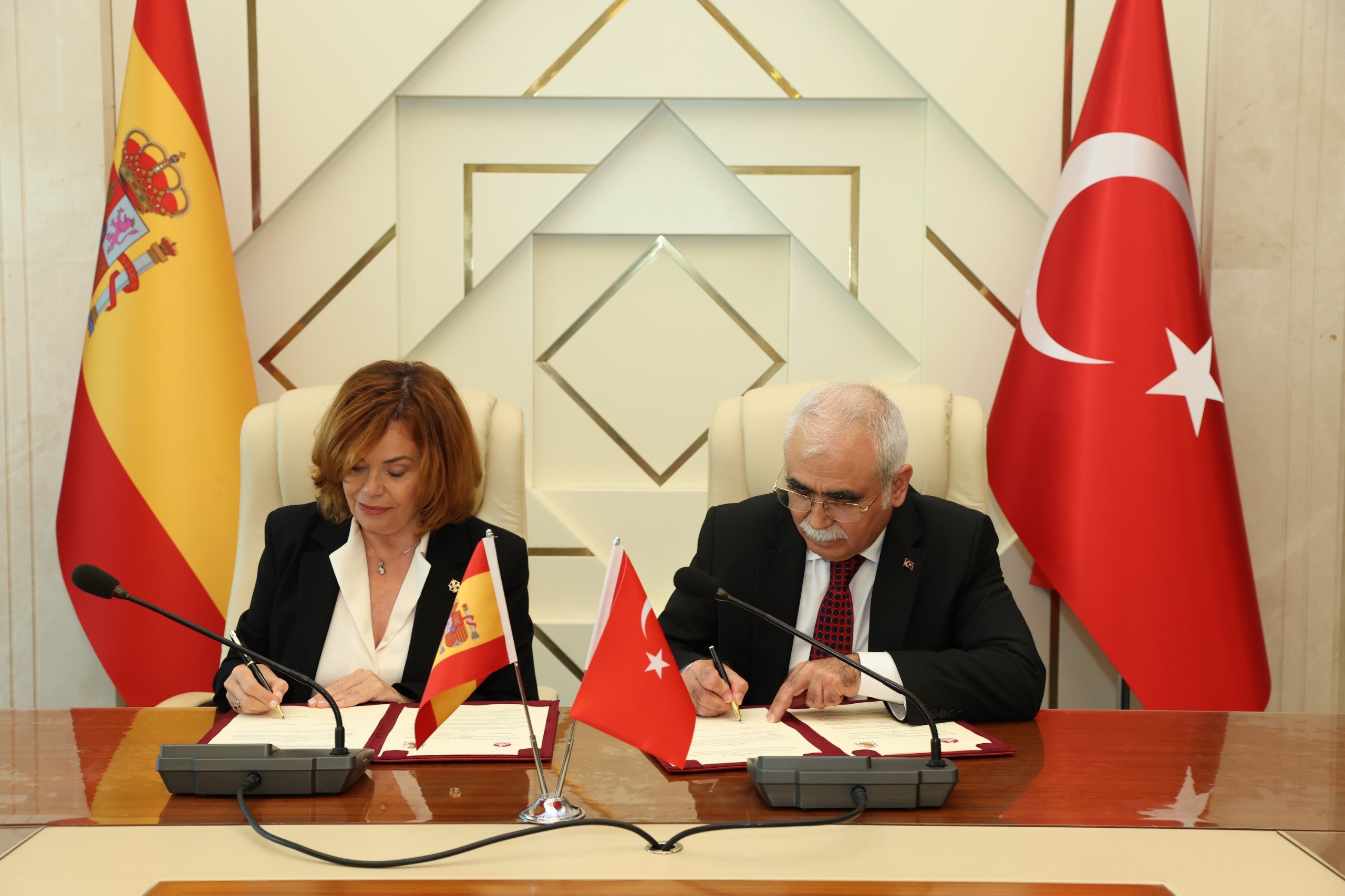 Anayasa Mahkemesi Başkanı Kadir Özkaya ve İspanya Anayasa Mahkemesi Başkanvekili Inmaculada Montalbán Huertas iş birliği anlaşması imzalarken