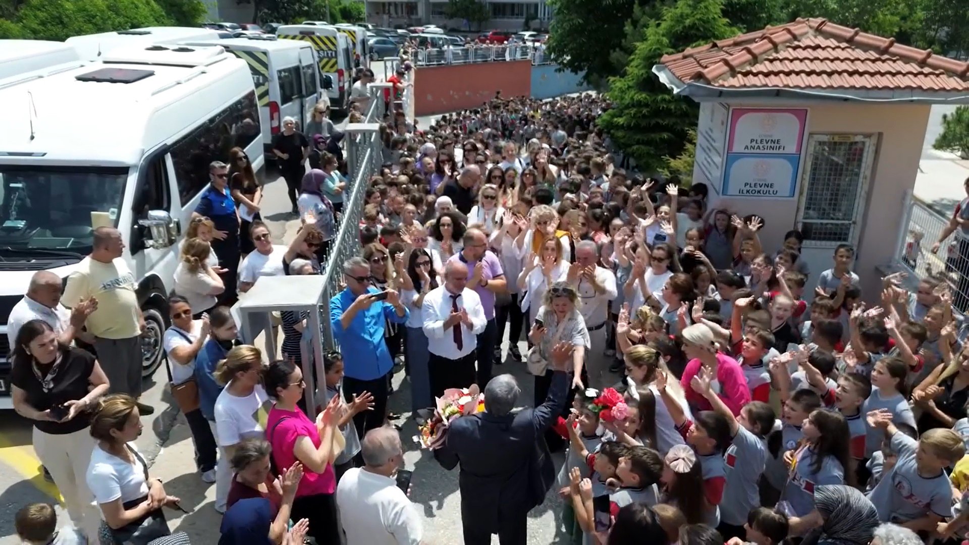 Zafer Tekçe alkış