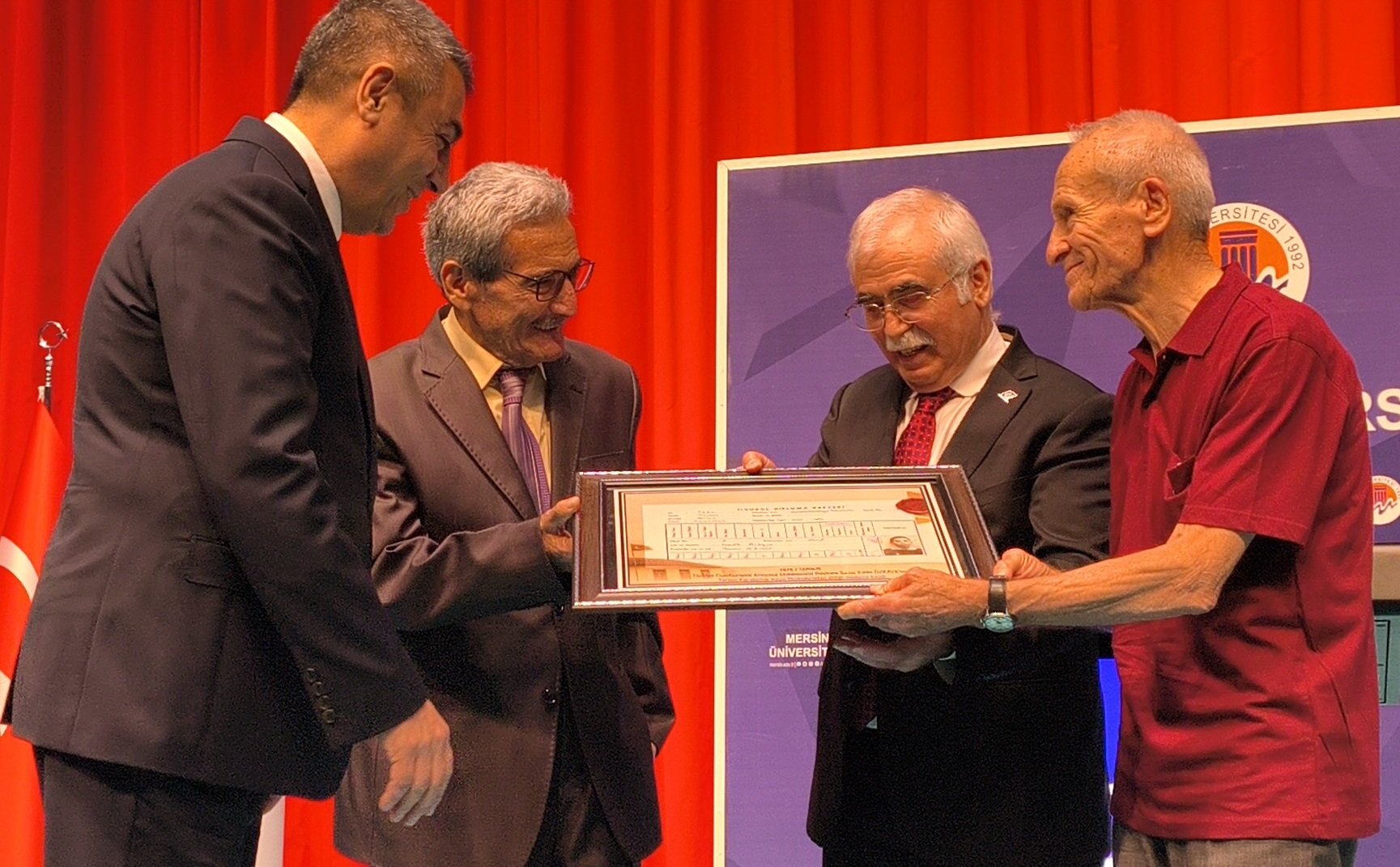 Kadir Özkaya öğrencilerle söyleşi yapıyor