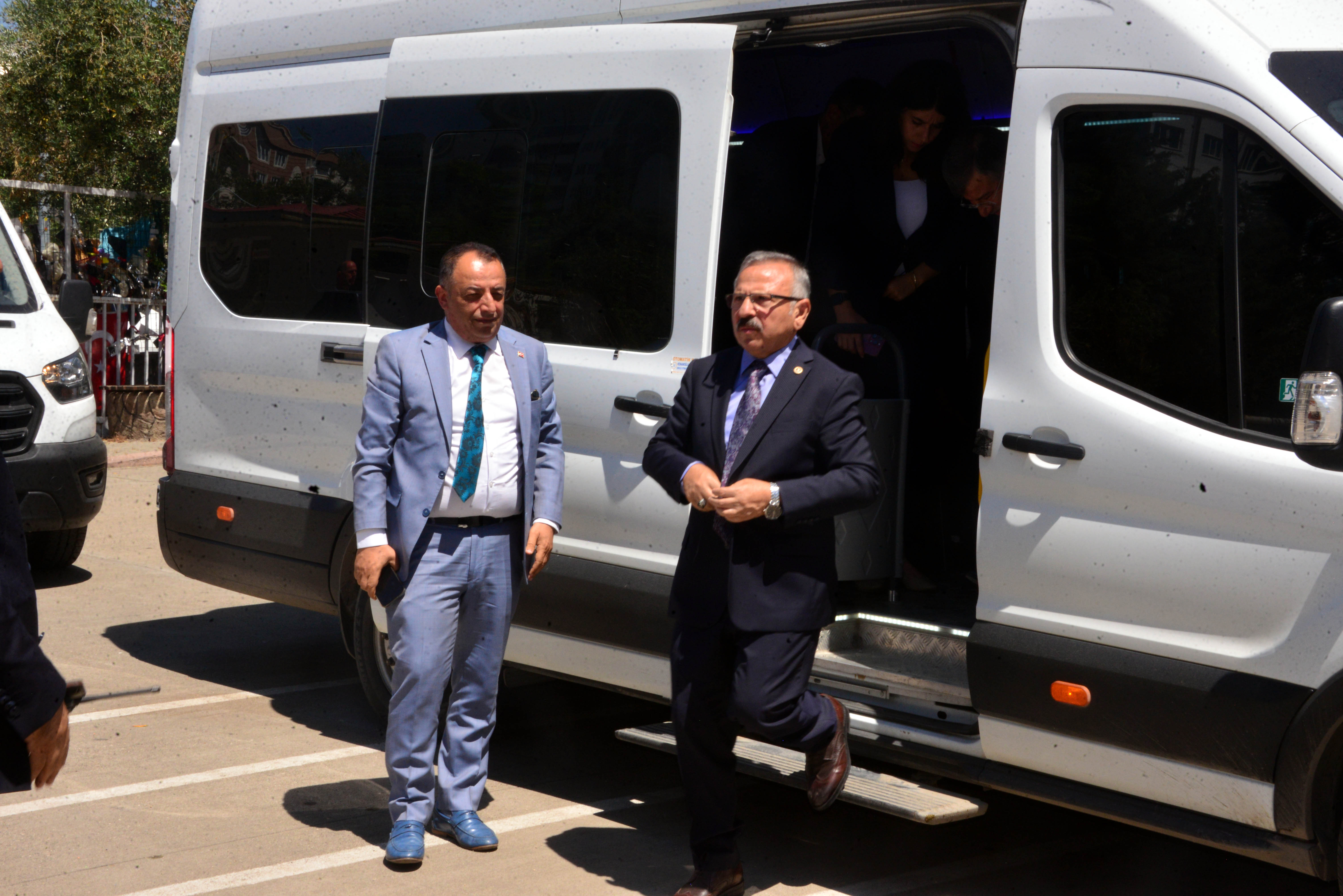 Yusuf Beyazıt, okulda inceleme yaparken