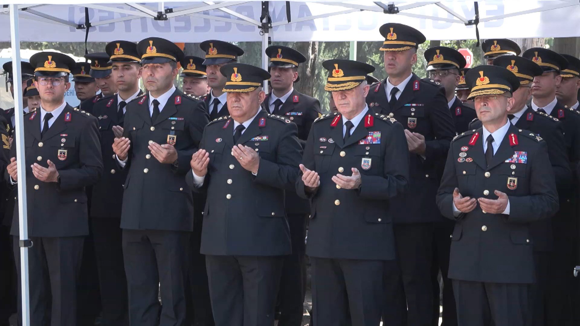 Korgeneral Yusuf Kenan Topcu şehit kabrine karanfil bırakırken
