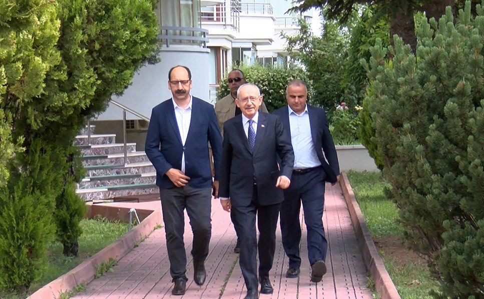 Kemal Kılıçdaroğlu MYK toplantısı öncesi açıklama yapıyor