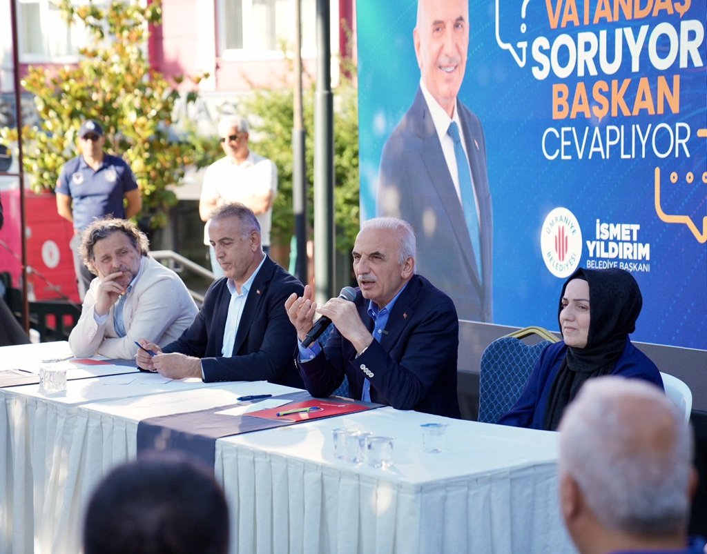 Ümraniye Belediye Başkanı İsmet Yıldırım toplantıda vatandaşları dinliyor