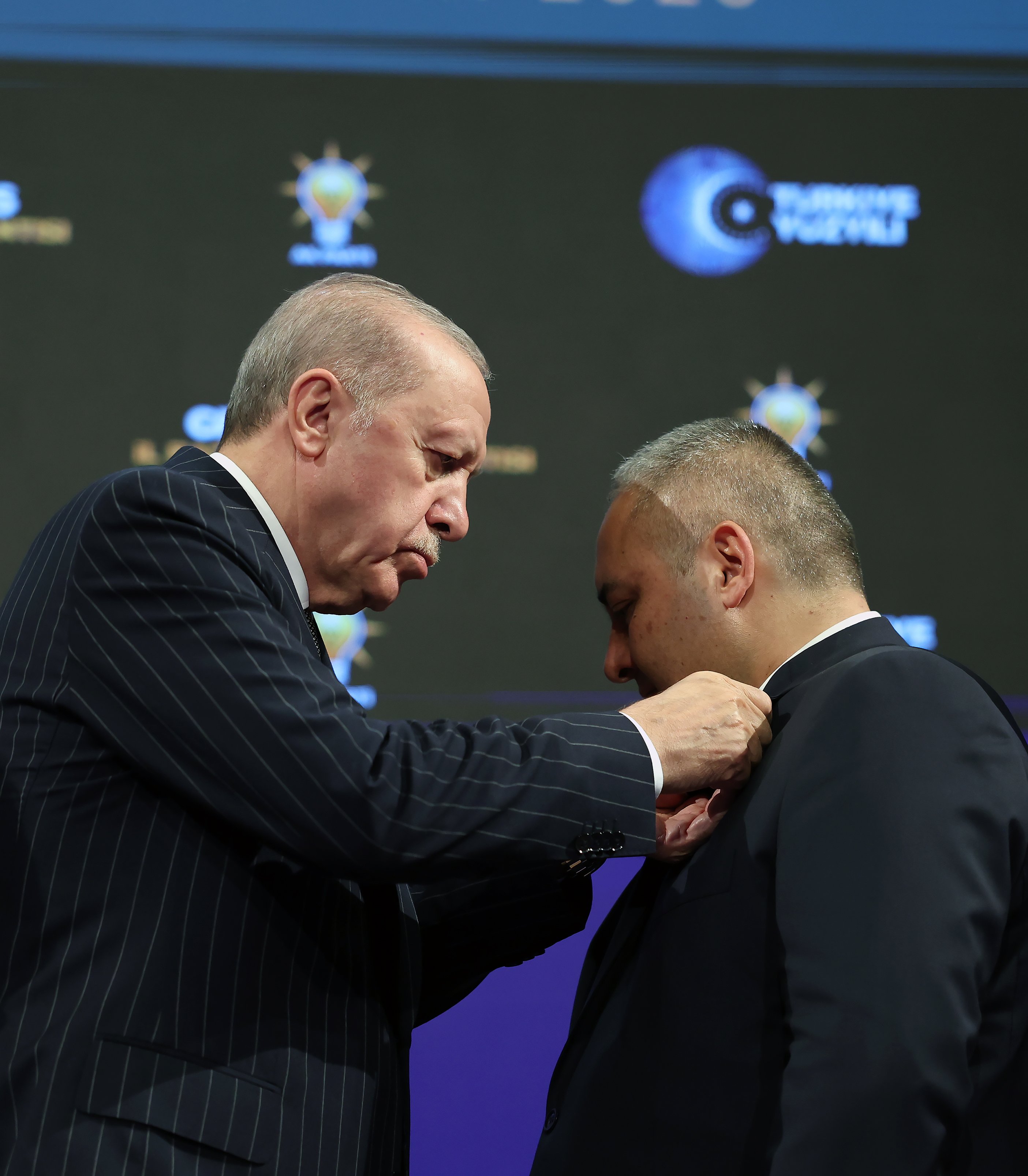 Cumhurbaşkanı Erdoğan rozet takıyor