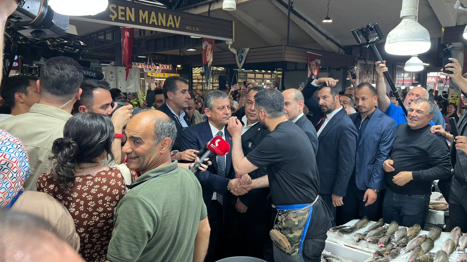 Özgür Özel, Ankara Ulus Hali esnafıyla sohbet ediyor