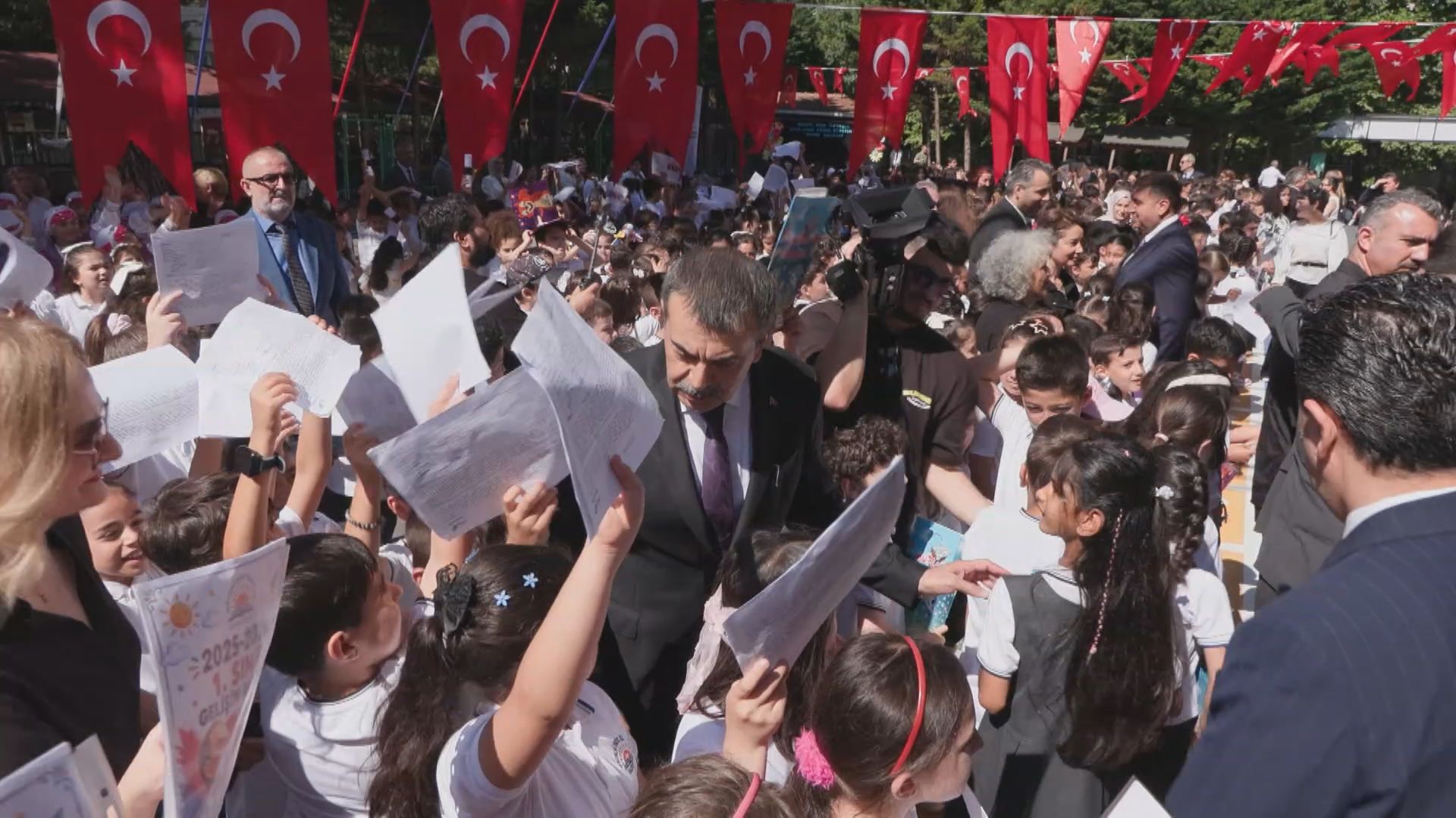 Bakan Yusuf Tekin karne dağıtım töreninde öğrencilerle bir araya geliyor.