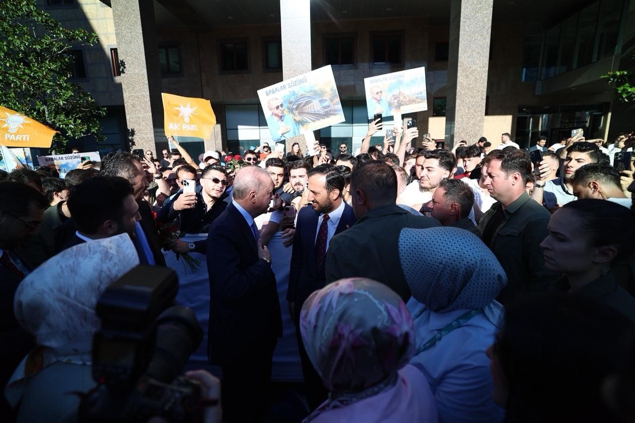 AK Partili gençler ve Cumhurbaşkanı Erdoğan hatıra fotoğrafı çektiriyor