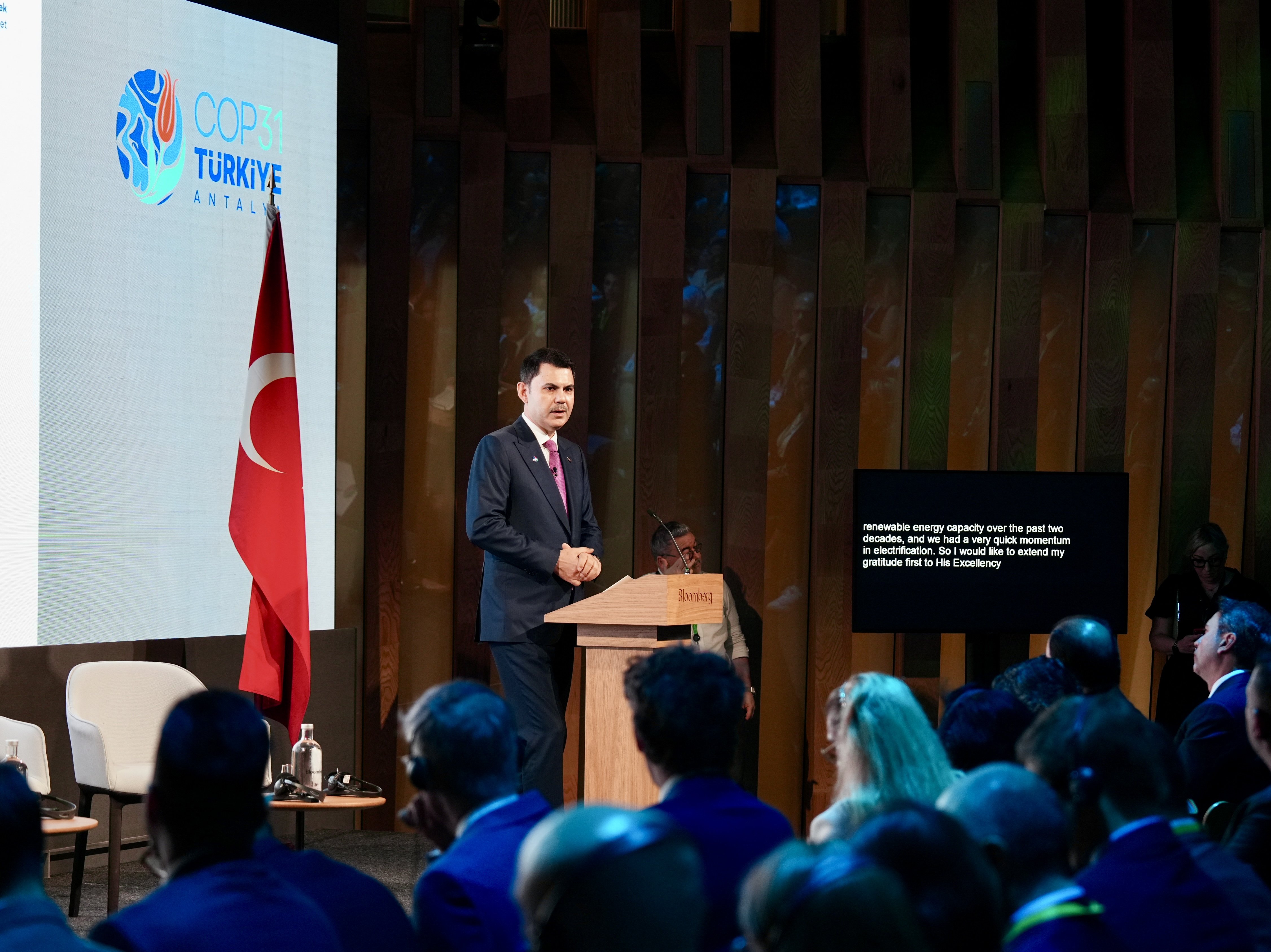 Forumda katılımcılar dikkatle dinliyor