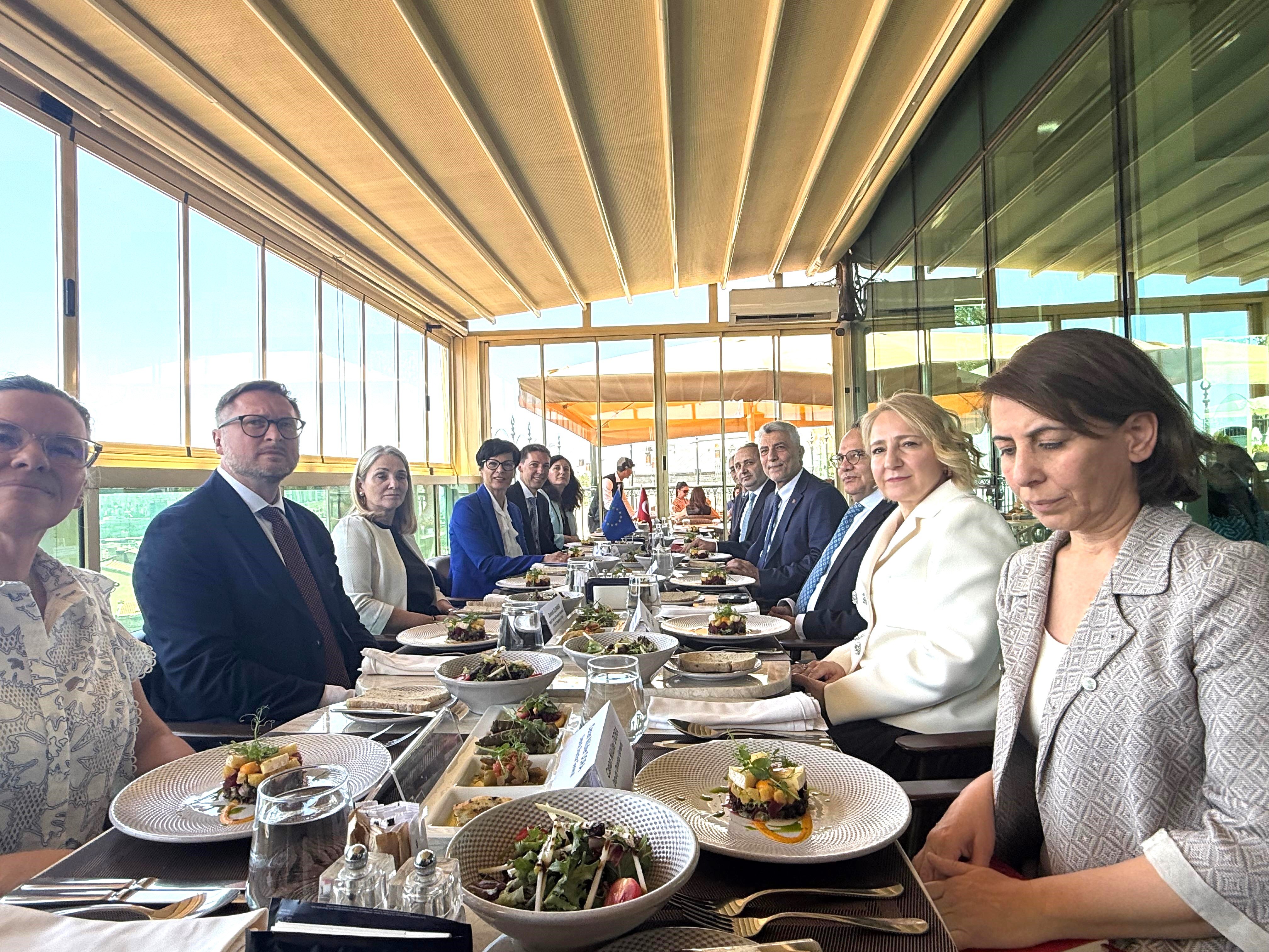 Bakan Ömer Bolat basın açıklaması yapıyor