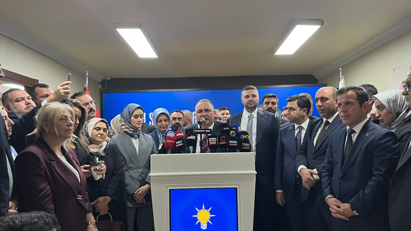Keçiören Belediye Başkanı Mesut Özarslan, AK Partiye katılım rozetini takarken