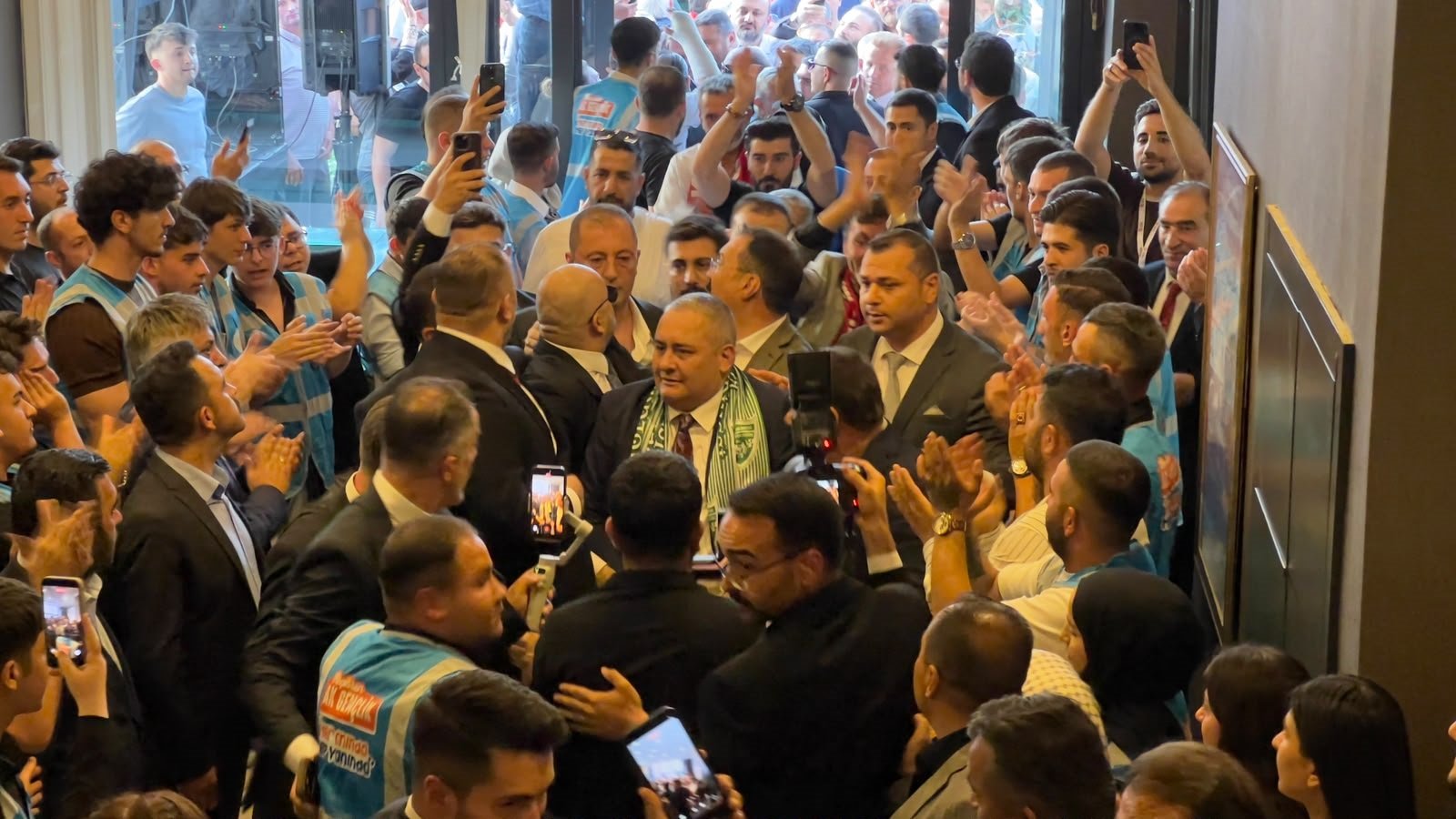 Mesut Özarslan, AK Parti Genişletilmiş İl Başkanları Toplantısında konuşma yapıyor