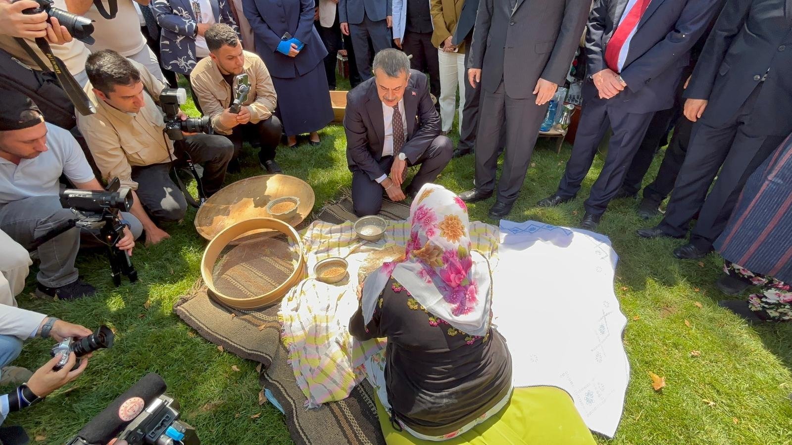 Bakan Tekin türkü dinlerken