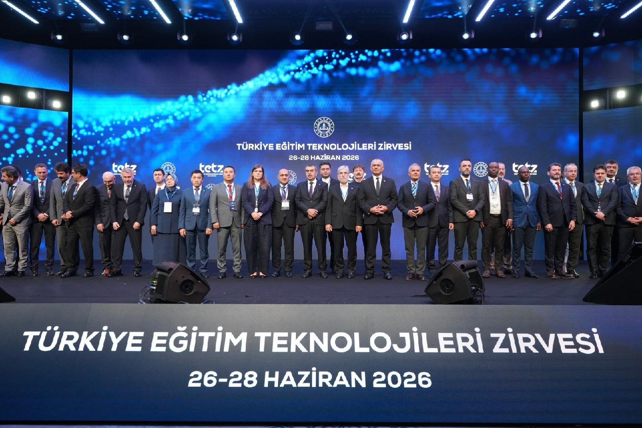 Bakan Tekin ve öğrenciler teknoloji sınıfında