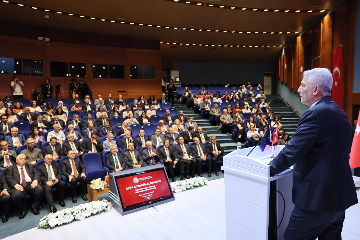 Bakan Bolat, konferansın başında basın mensuplarına açıklamalarda bulunuyor.