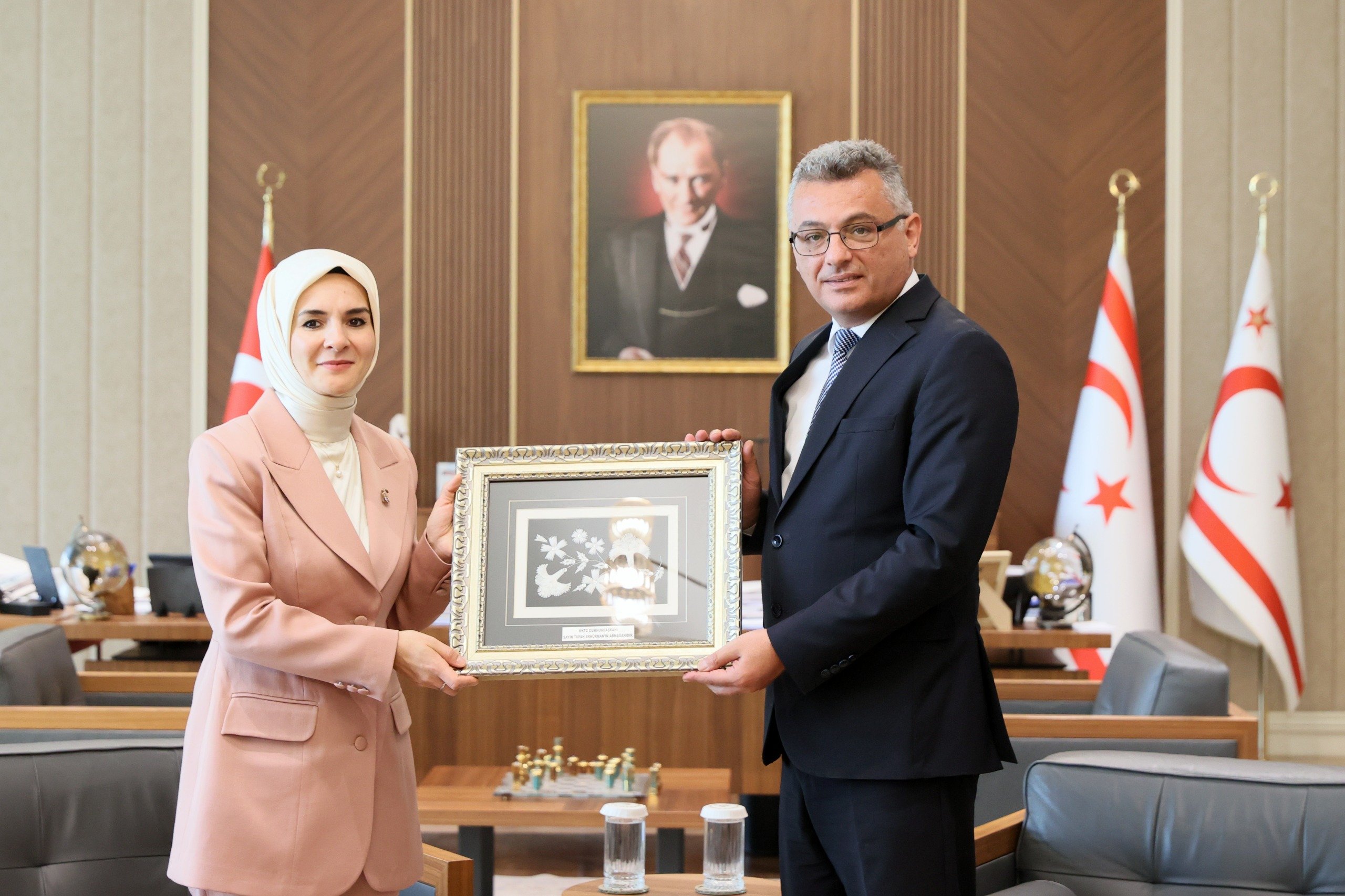 Bakan Göktaş ve KKTC Cumhurbaşkanı Erhürman hediye takdimi