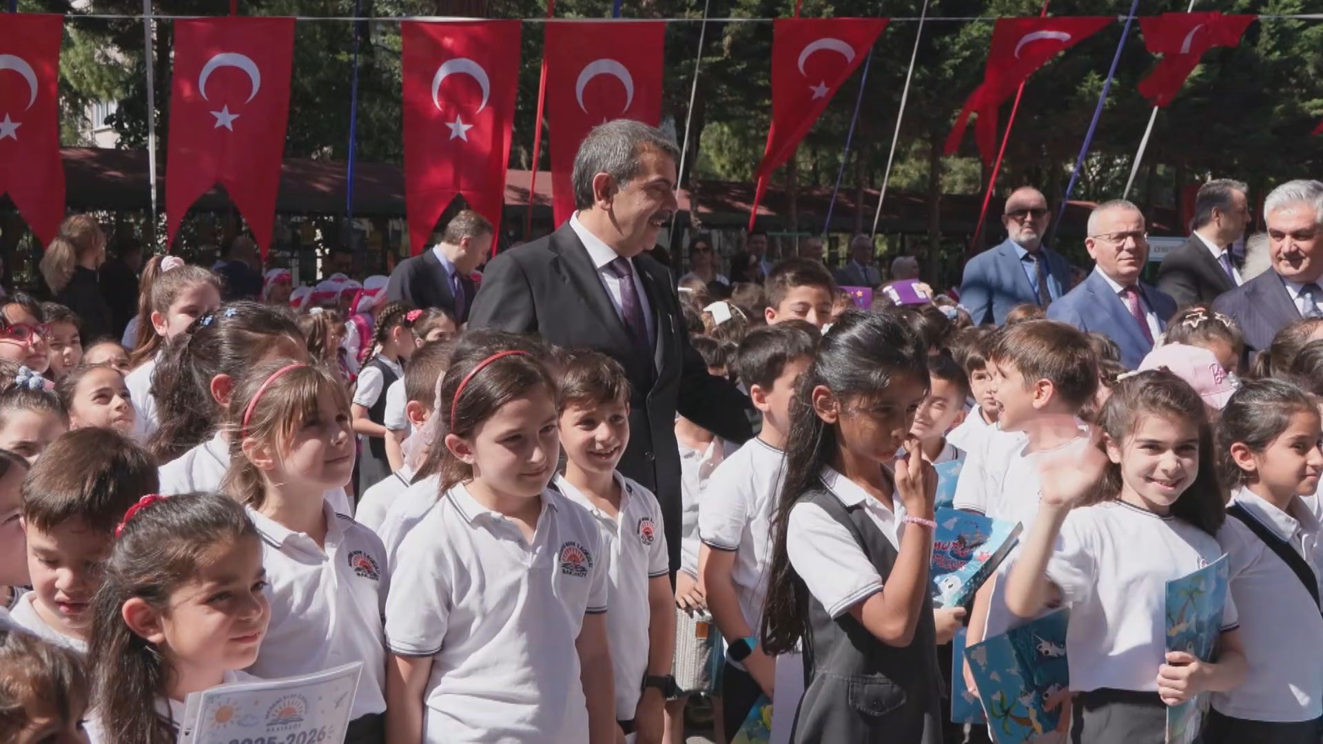 Bakan Yusuf Tekin, öğrencilere karnelerini dağıtırken.