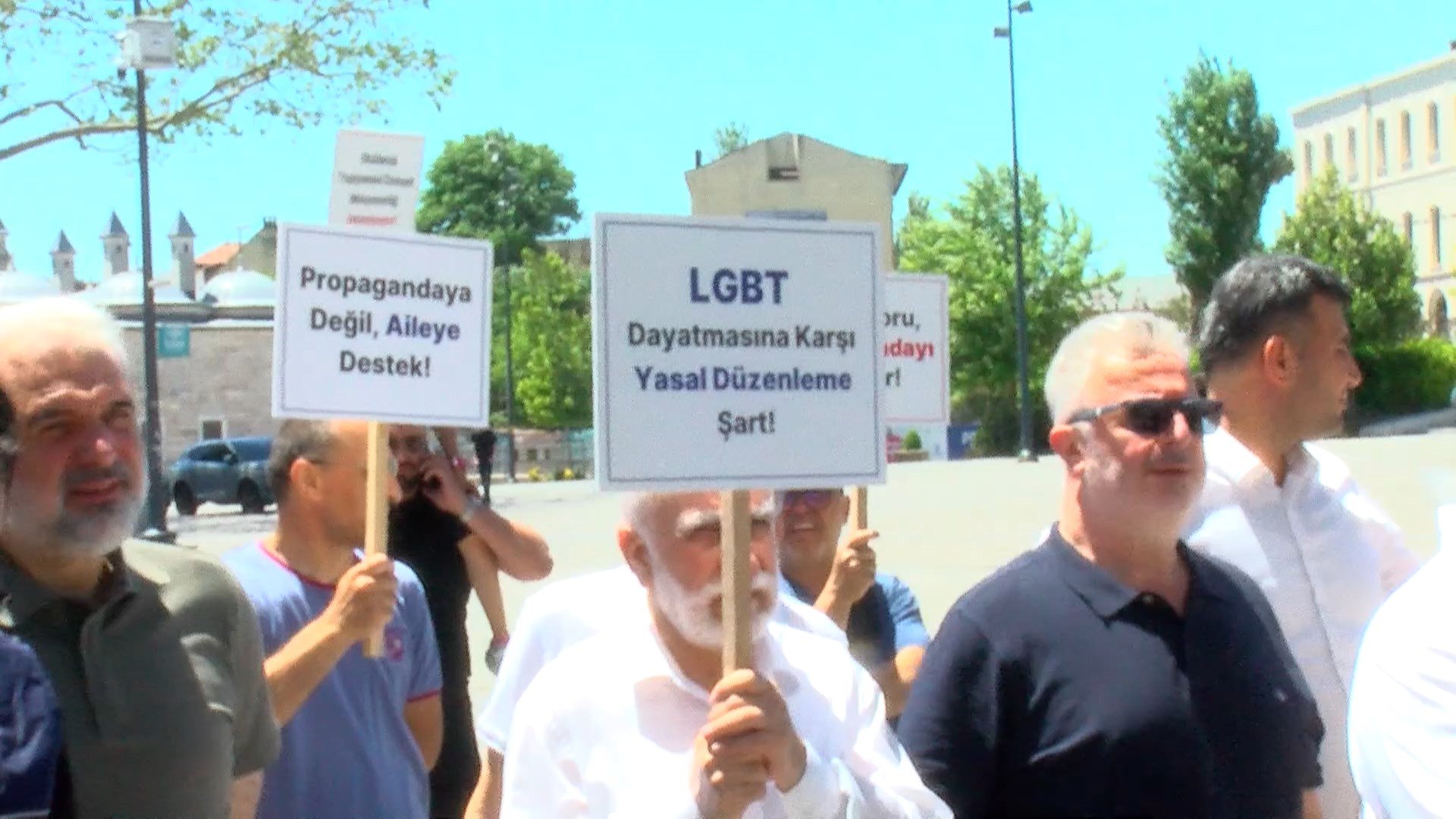Büyük Aile Platformu LGBT gemisi protesto