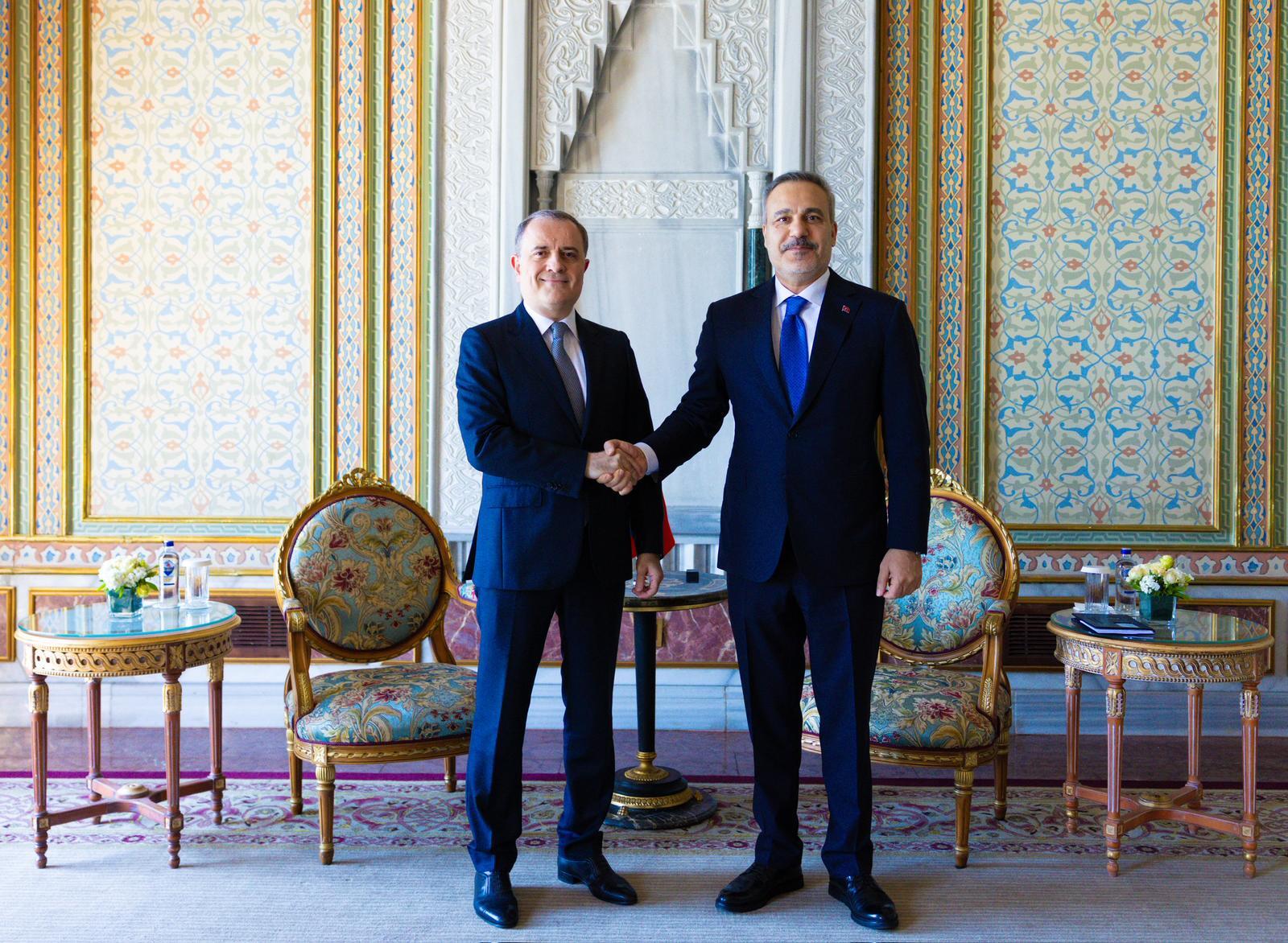 Hakan Fidan ve Ceyhun Bayramov el sıkışıyor