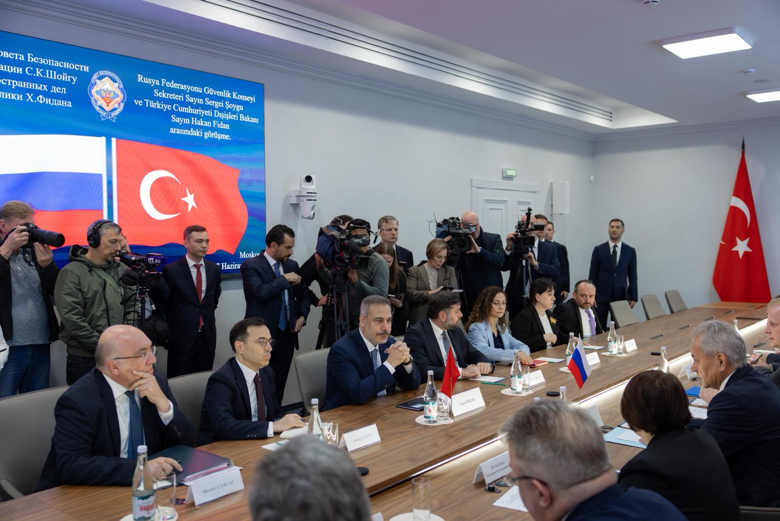 Hakan Fidan ve Sergey Şoygu tokalaşırken