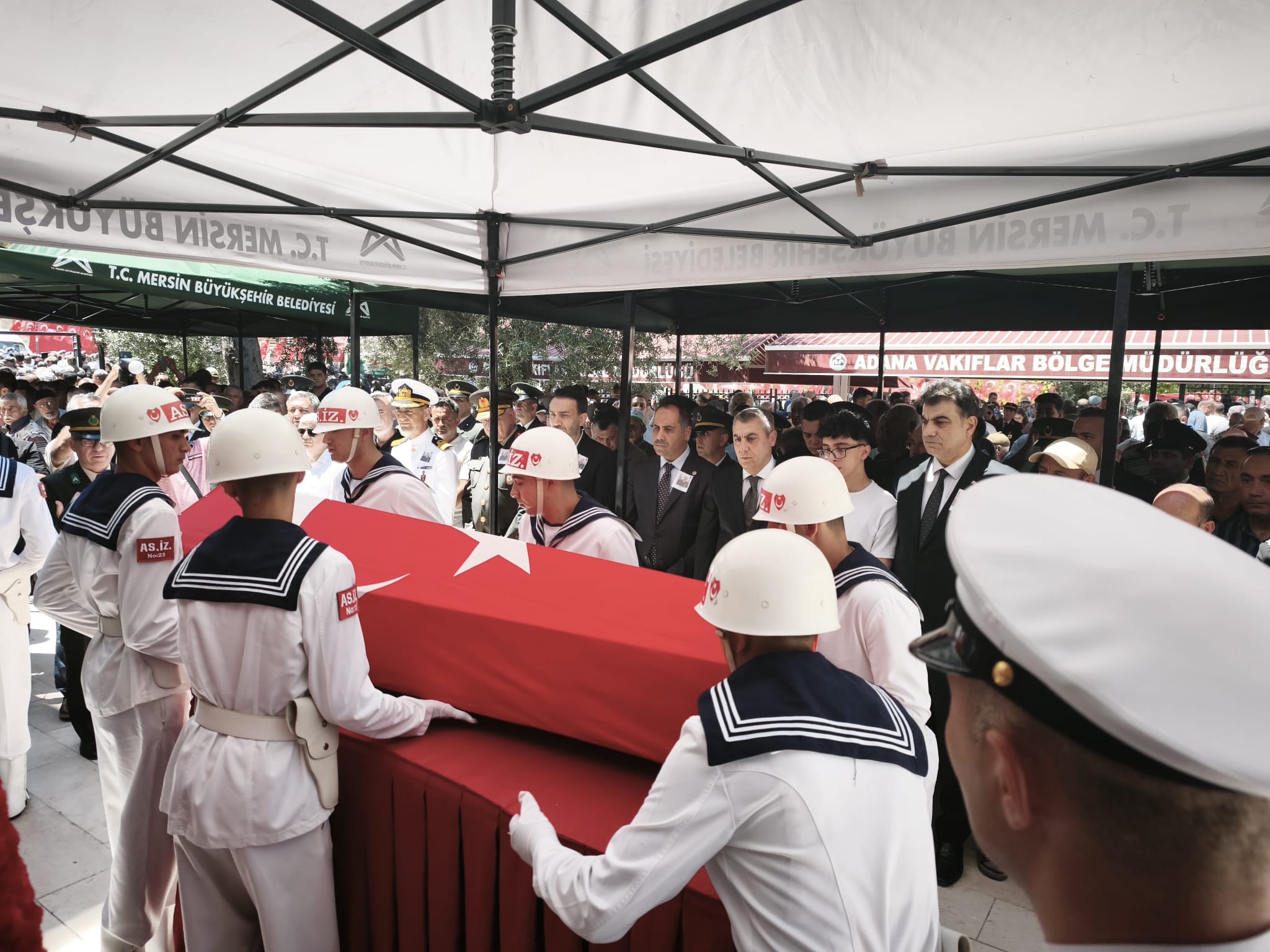 Cenaze törenine katılan askeri erkan ve protokol üyeleri