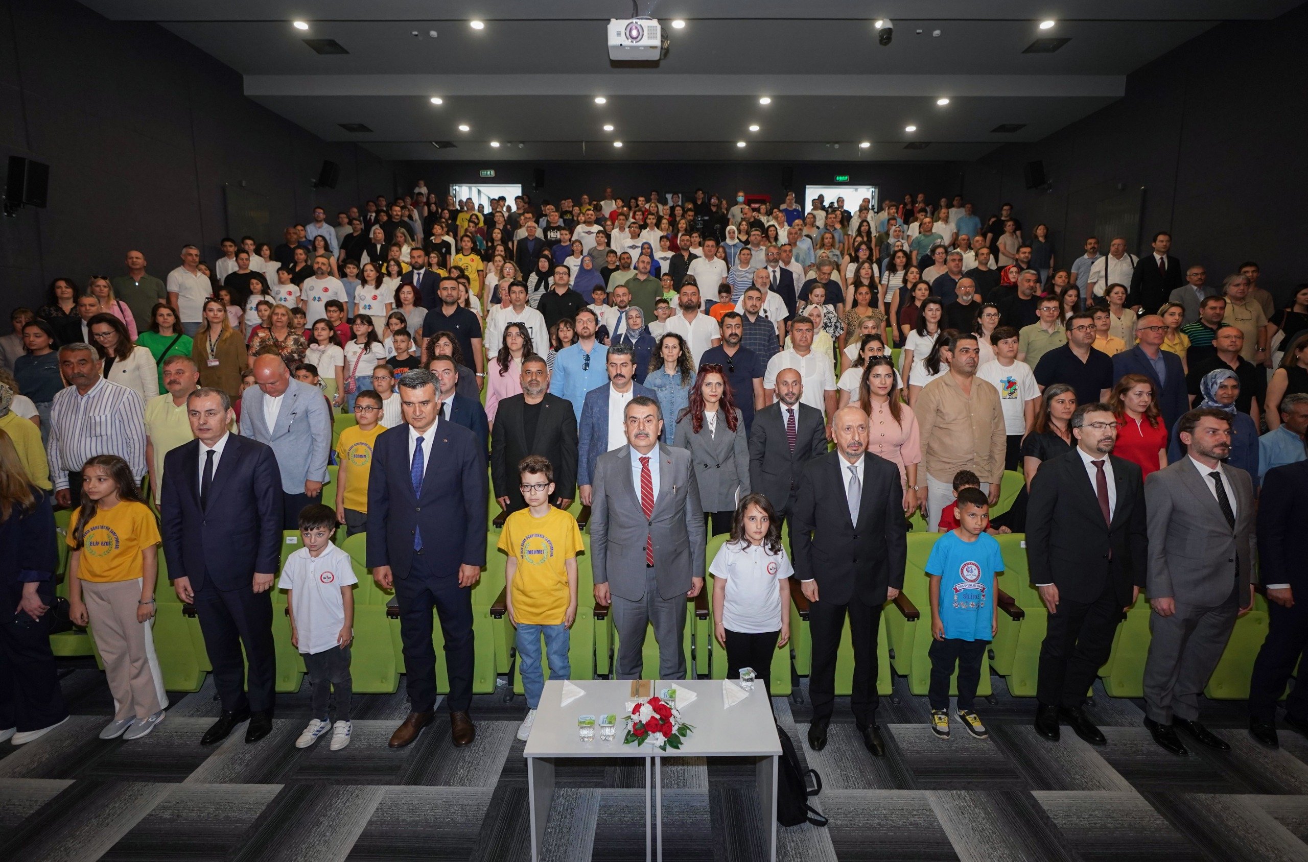 Bakan Yusuf Tekin, zeka oyunları şampiyonasında dereceye giren öğrencilere ödüllerini takdim ediyor.
