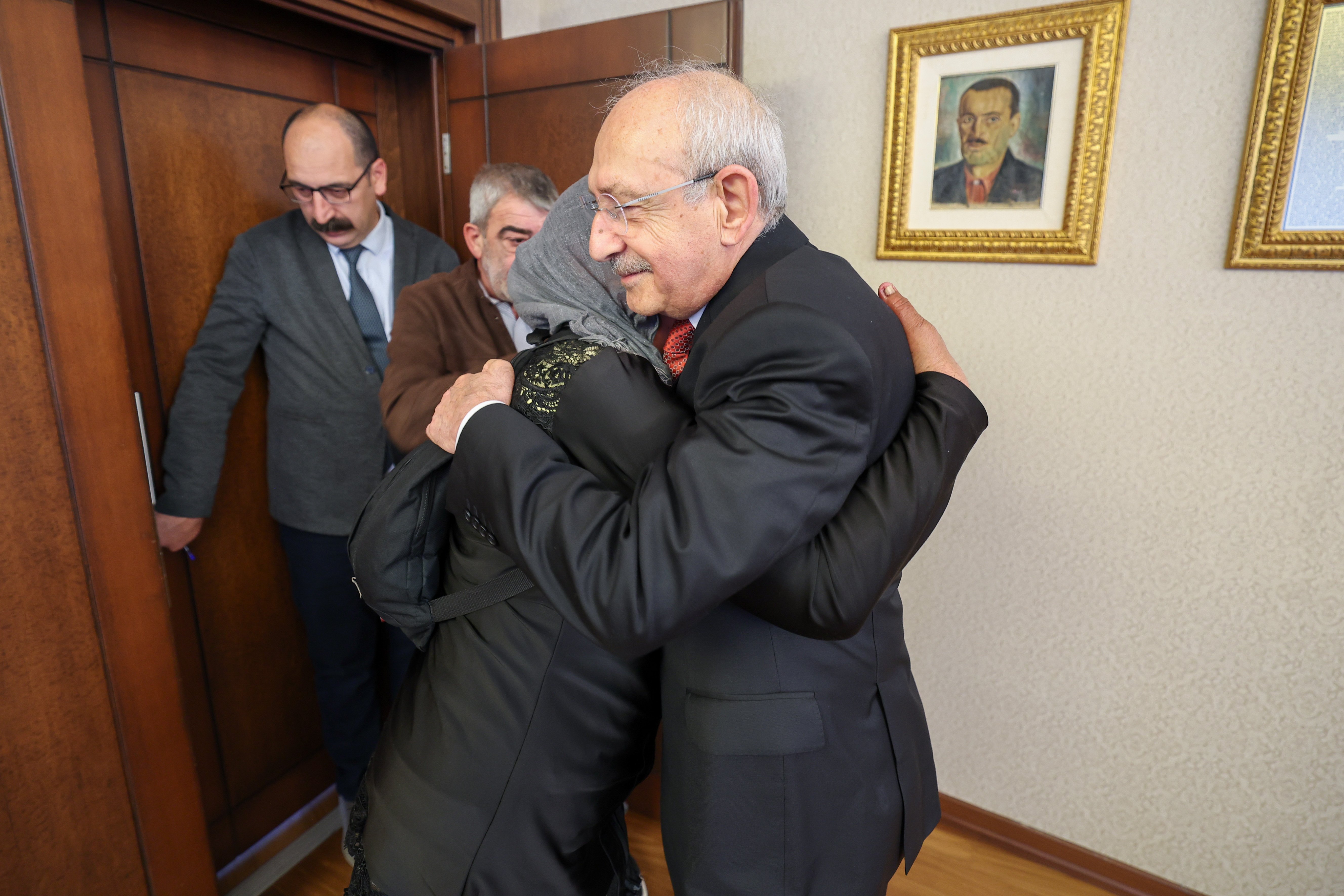Kılıçdaroğlu mağdur aileyi makamında kabul etti