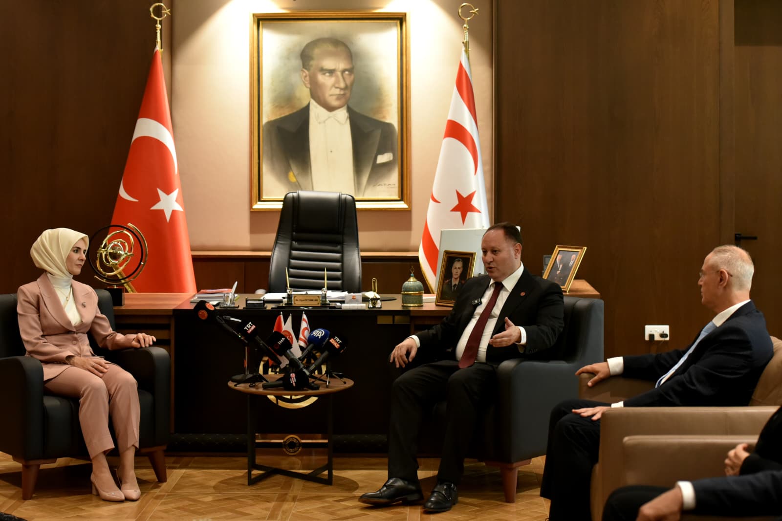 KKTC Meclis Başkanı Öztürkler konuşma yaparken