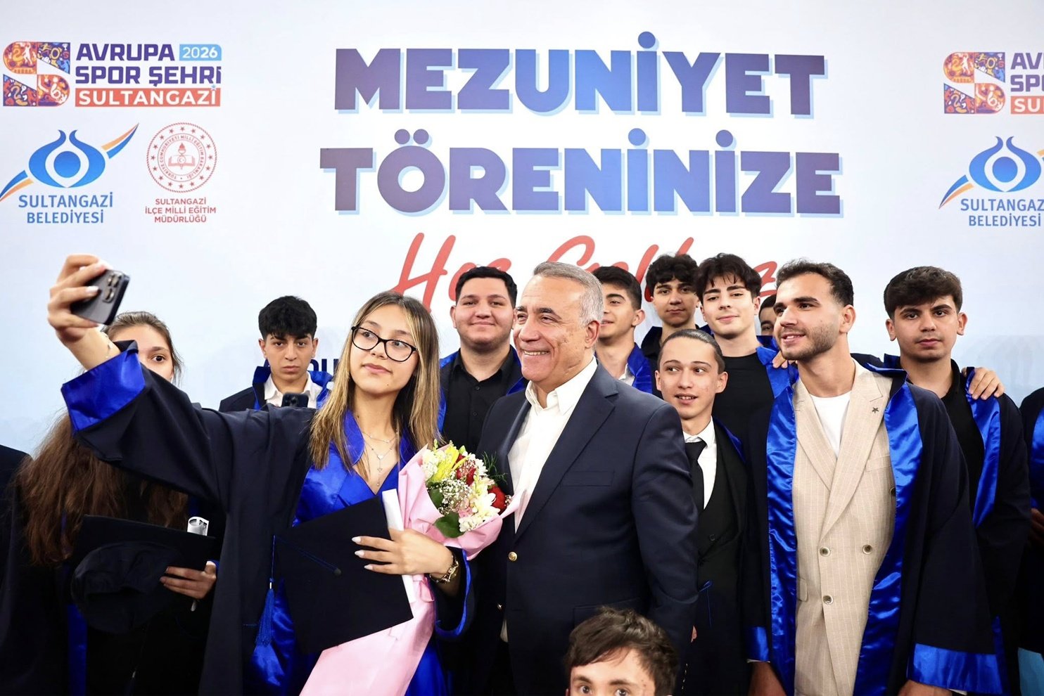 Mezuniyet töreninde öğrenciler ve protokol bir arada.