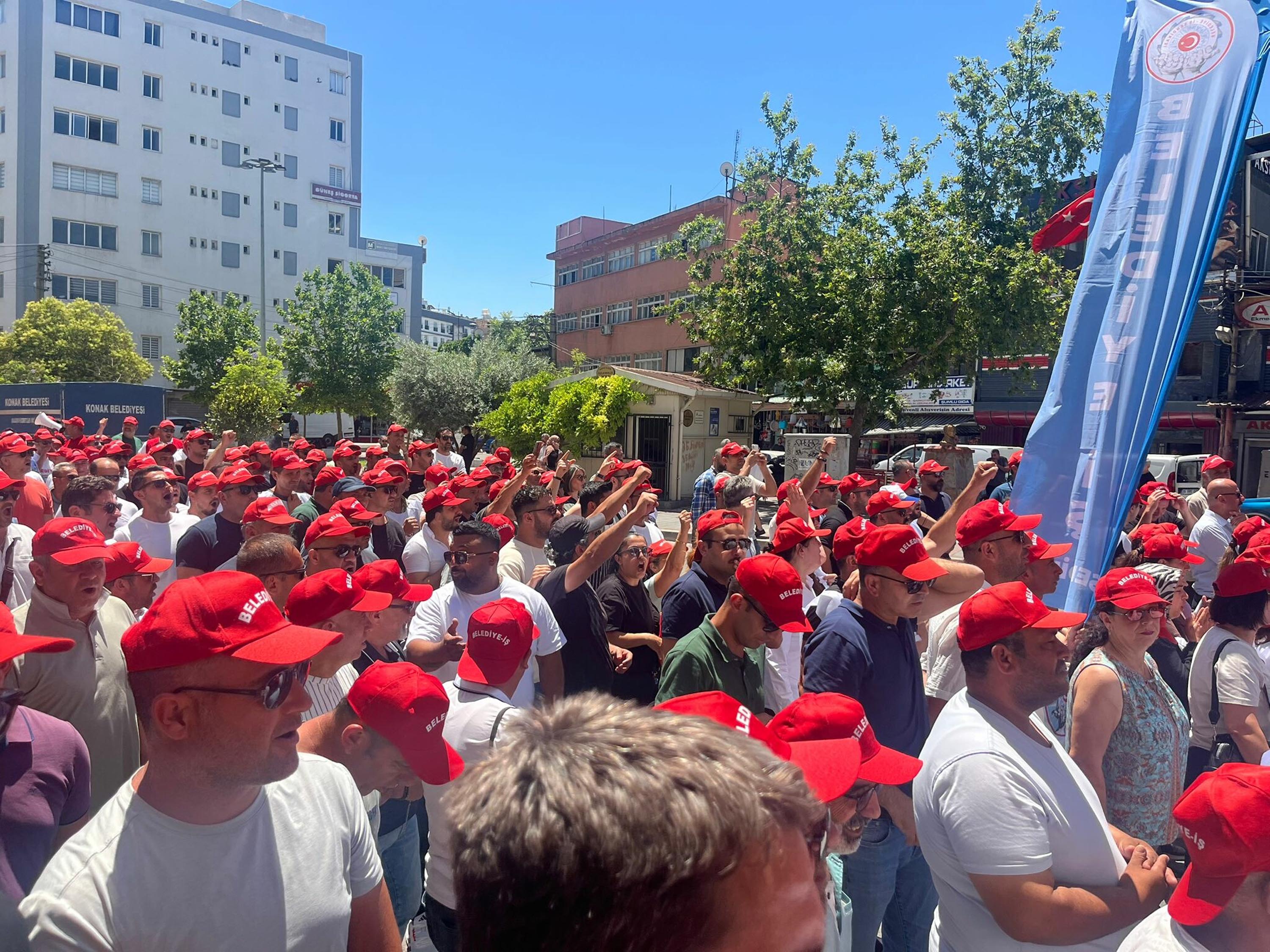 İzmir Büyükşehir Belediyesi önünde işçi eylemi