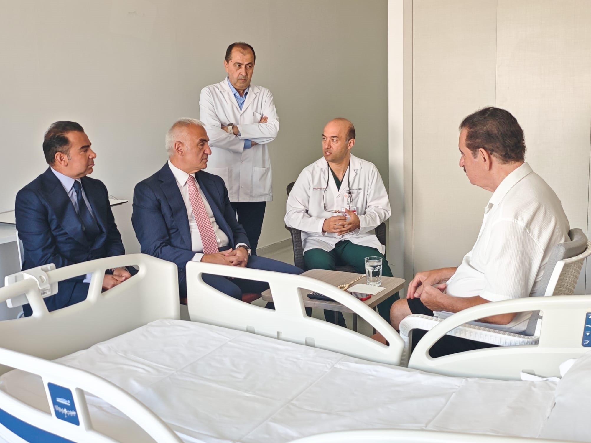İbrahim Tatlıses hastane odasında Bakan Ersoy ile sohbet ediyor