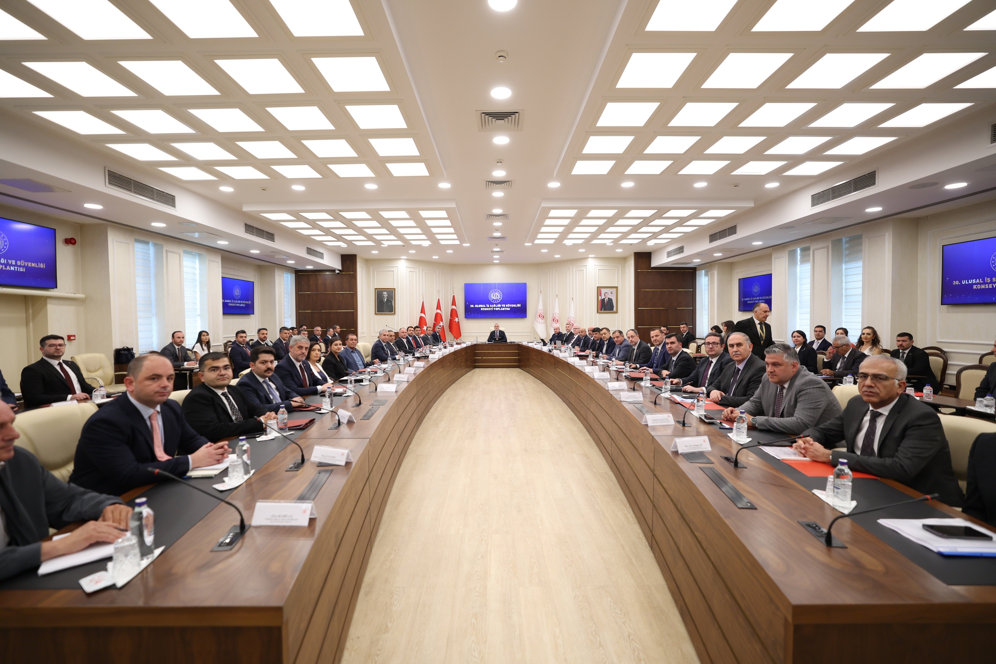 Bakan Işıkhan 30'uncu Ulusal İş Sağlığı ve Güvenliği Konseyi Toplantısı'nda konuşma yapıyor