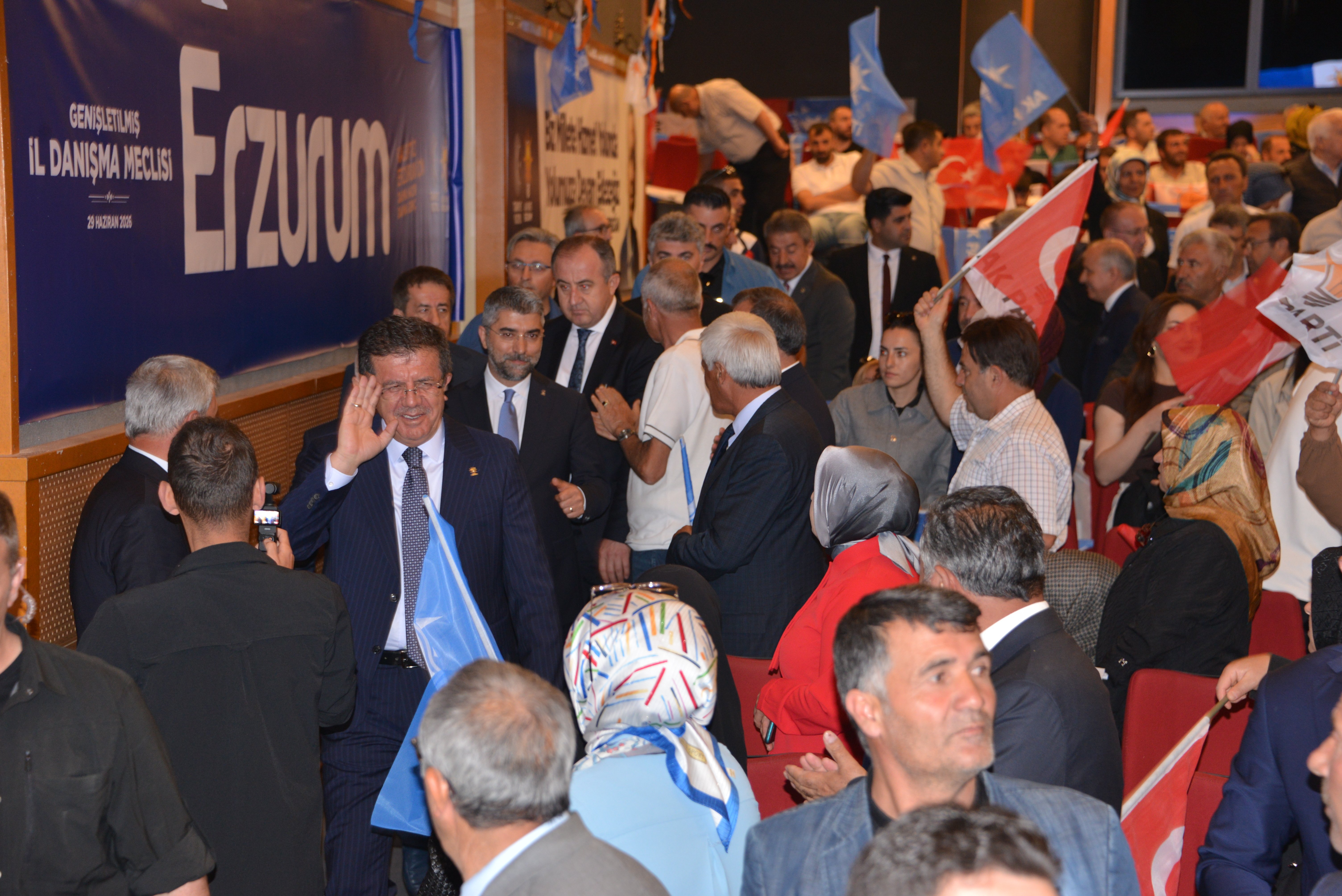 Nihat Zeybekci kürsüde