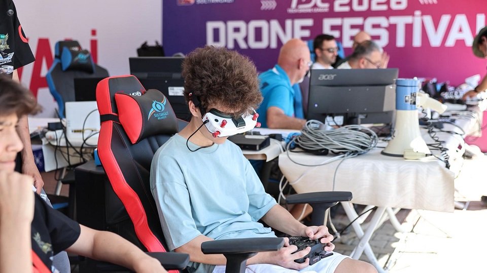 Sultangazi Belediye Başkanı Av. Abdurrahman Dursun ve TDL 2026 Drone Yarışları katılımcıları