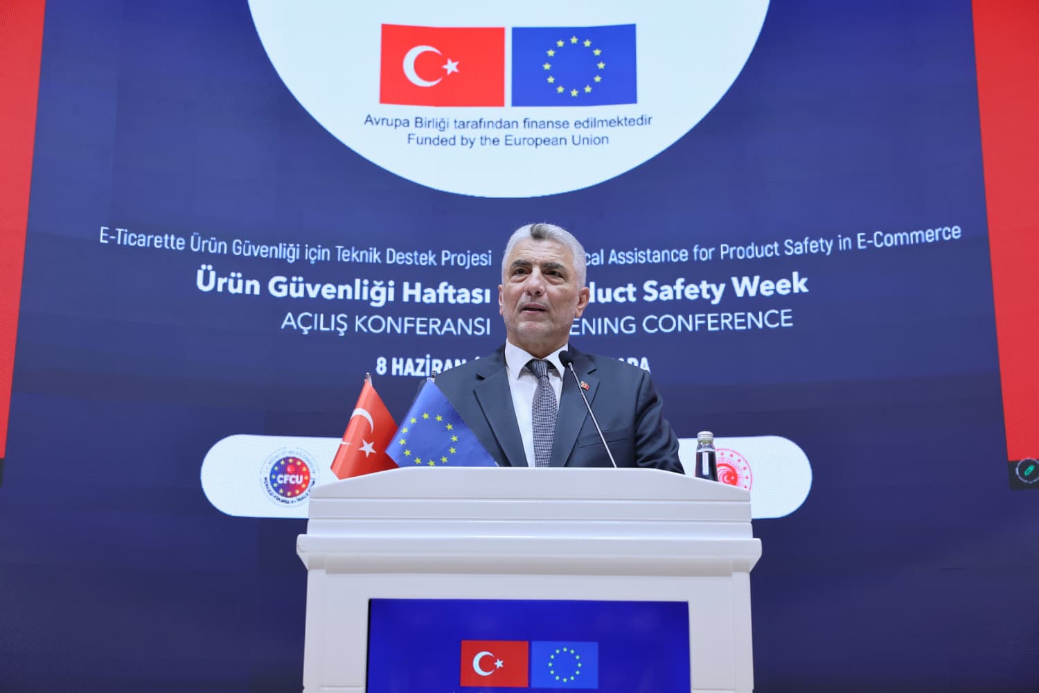 Ticaret Bakanı Ömer Bolat, konferansta bir konuşma yapıyor.