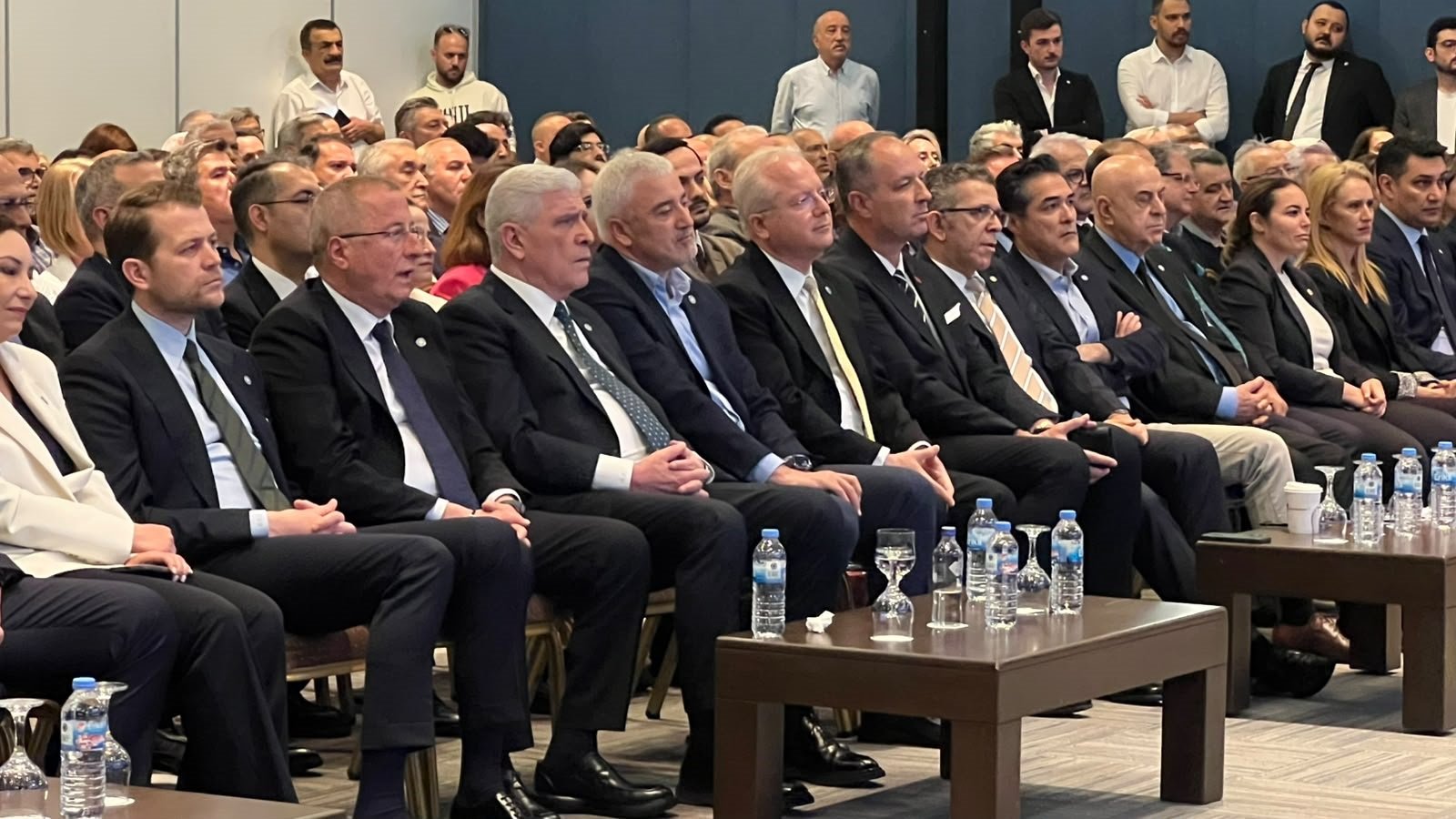 Müsavat Dervişoğlu, çalıştayda konuşma yapıyor