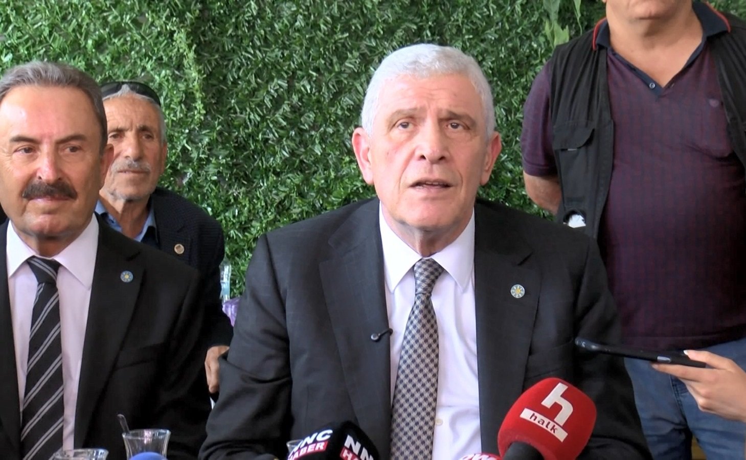 Müsavat Dervişoğlu esnafla konuşuyor