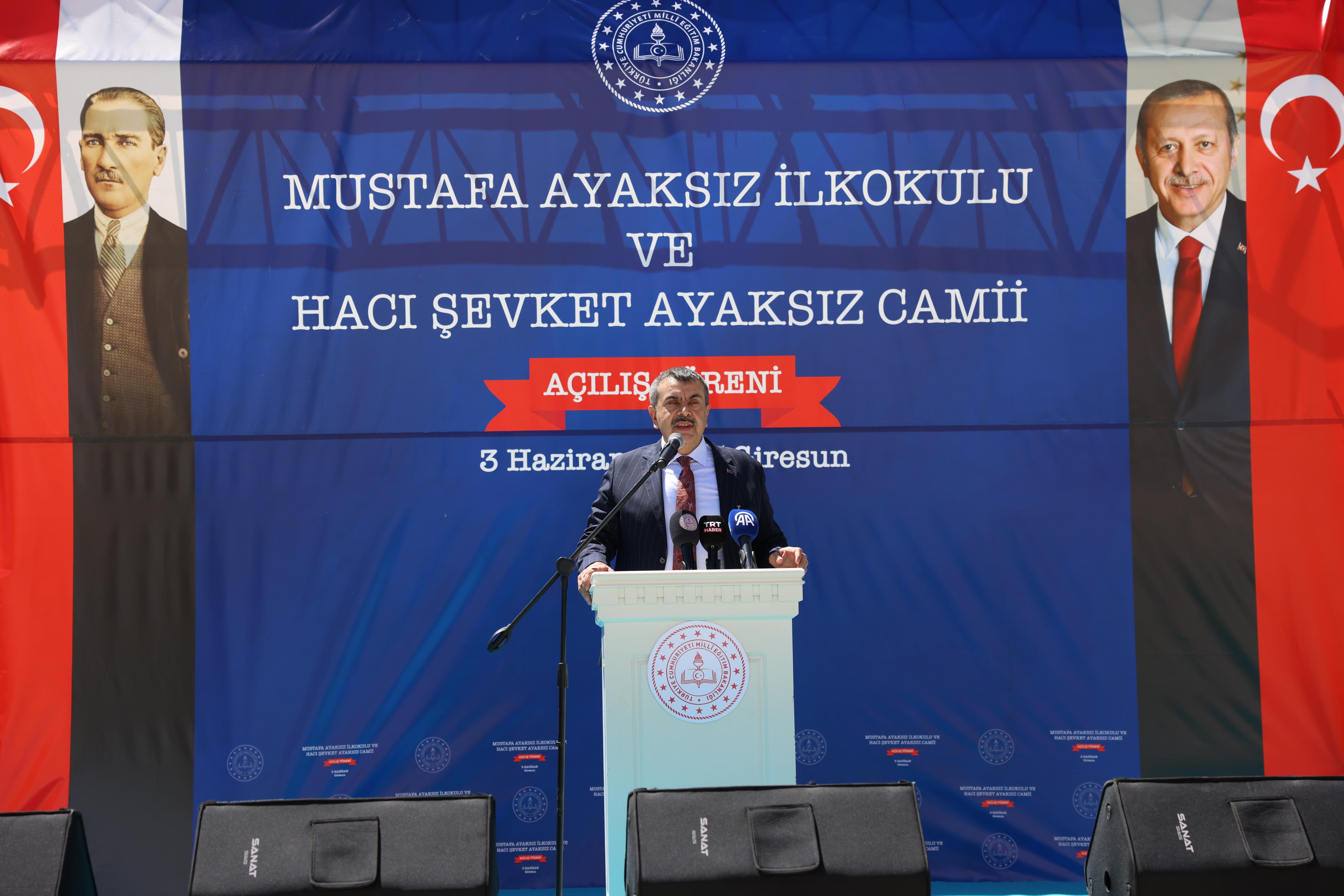 Açılış törenine katılan protokol üyeleri