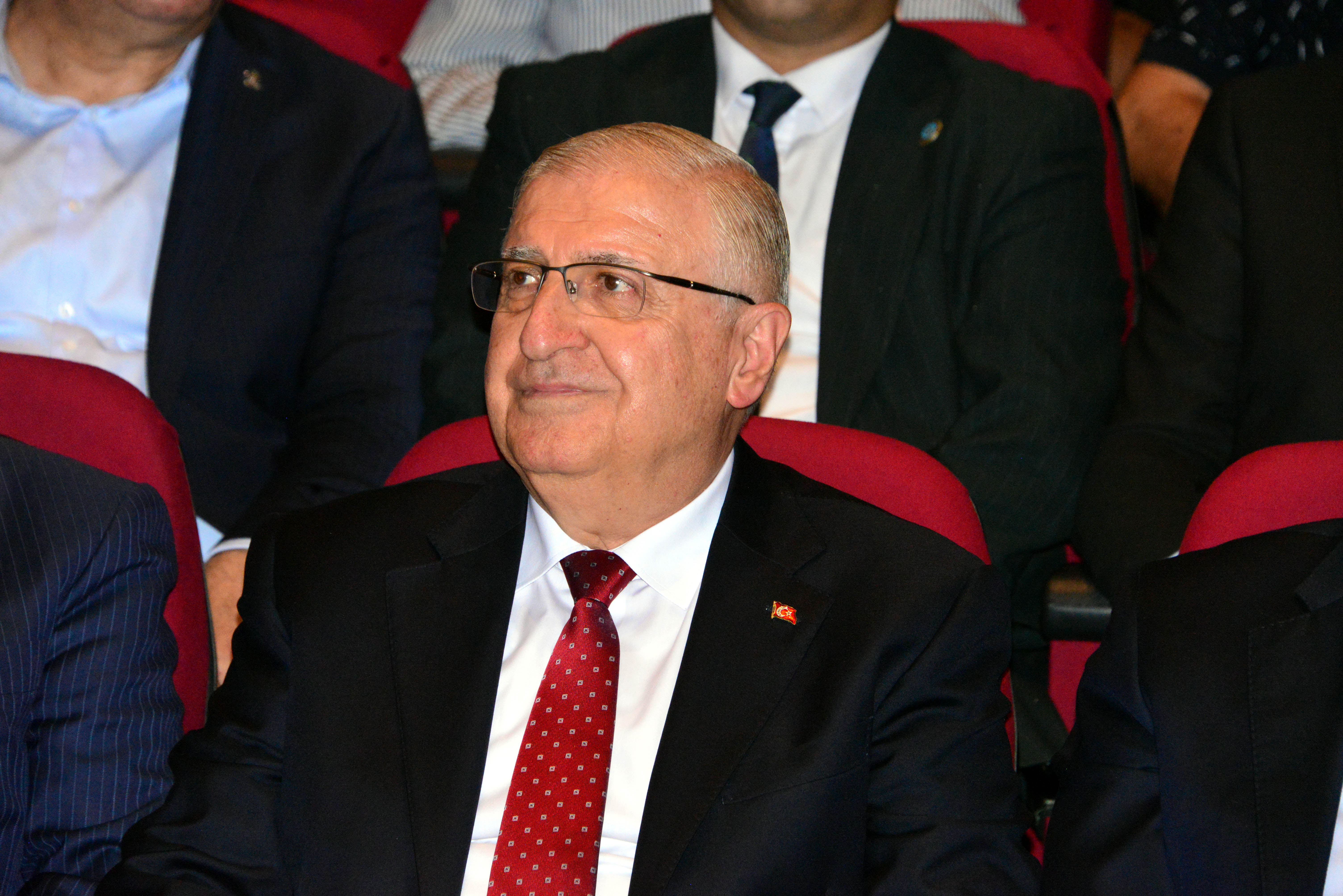 Bakan Güler toplantıda partililerle selamlaşıyor